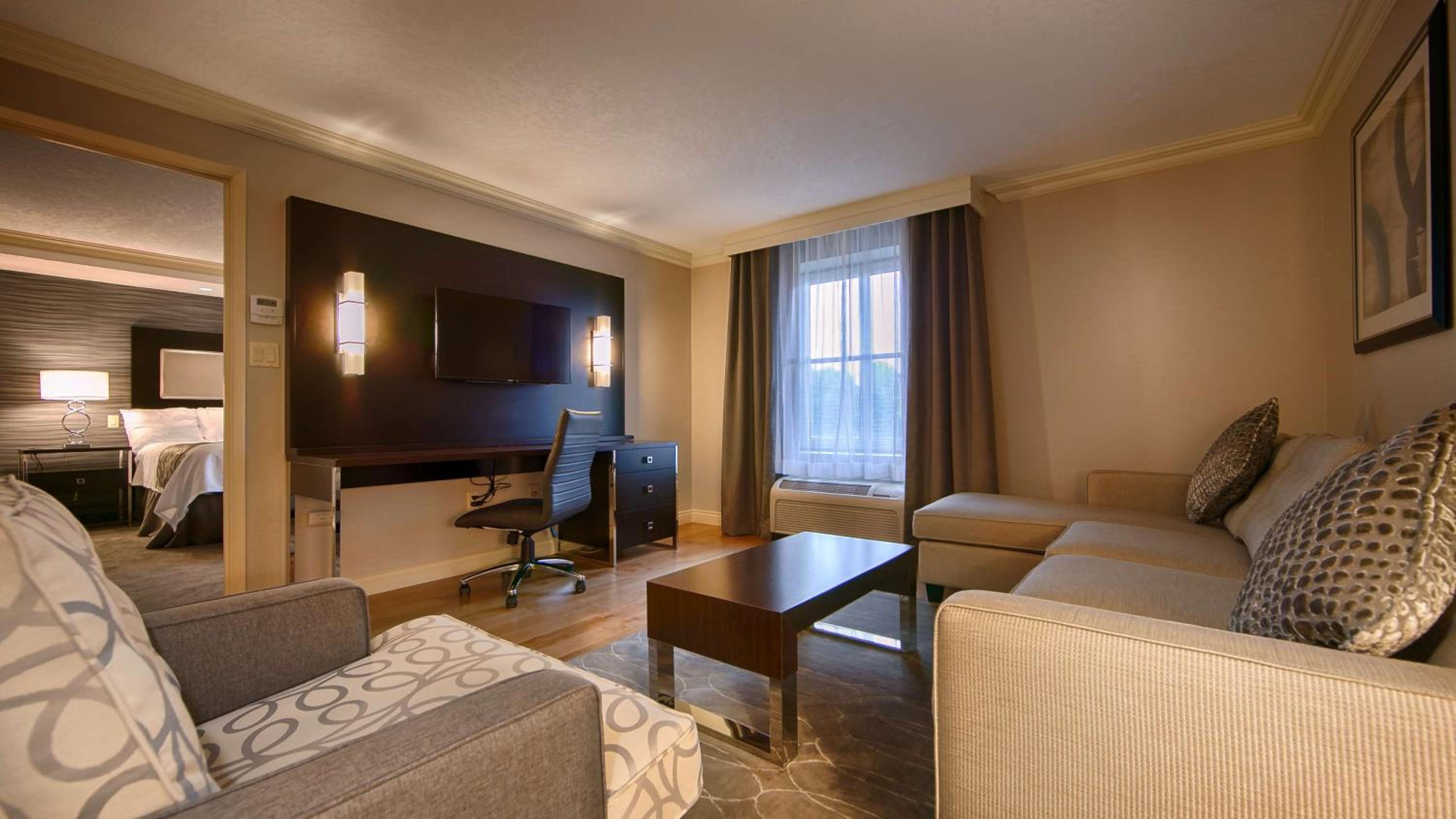 King Suite with Sofa Bed, Fireplace and Walk-In Shower - Non-Smoking photo 3