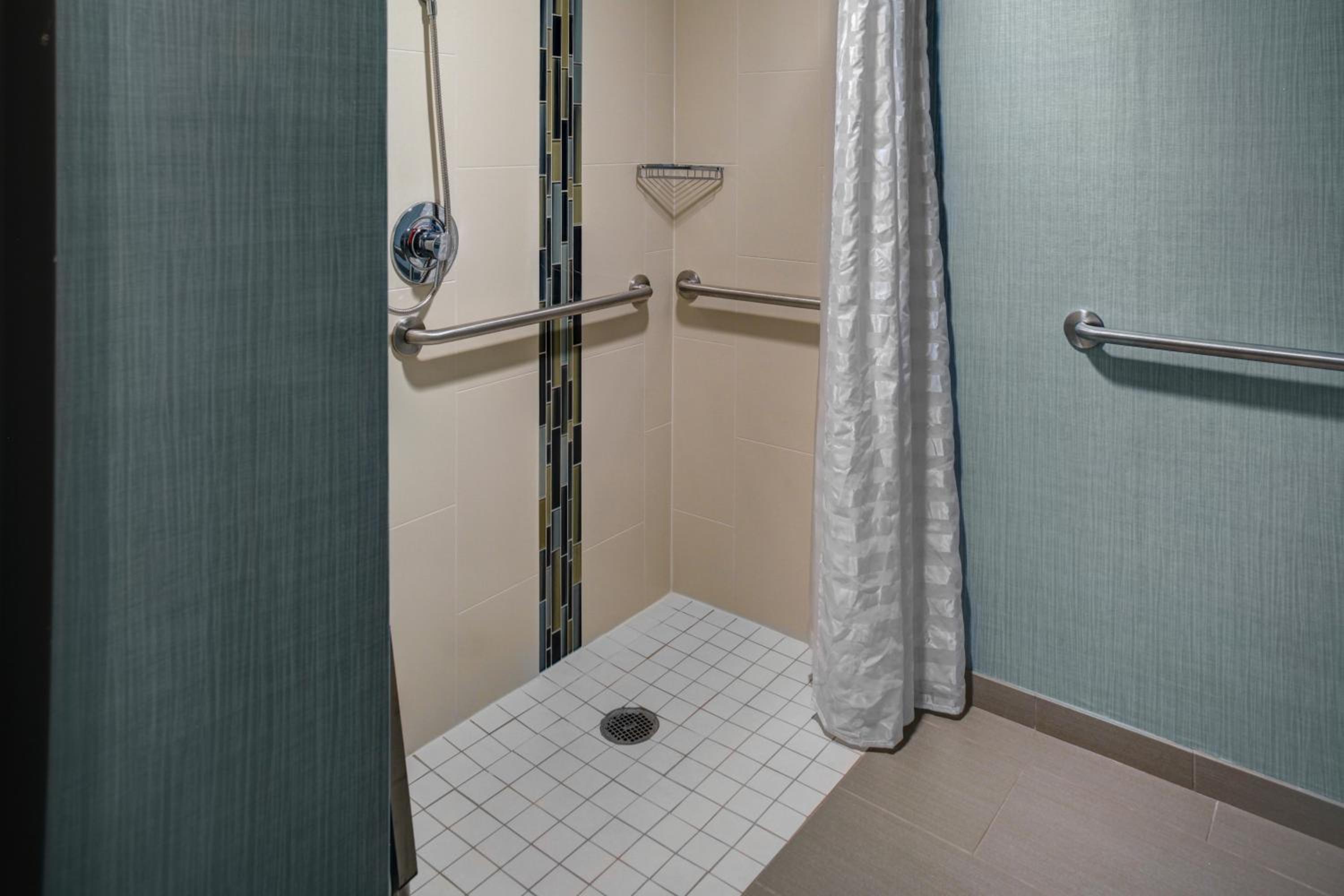 King Room with Accessible Shower - Disability Access - Photo 5