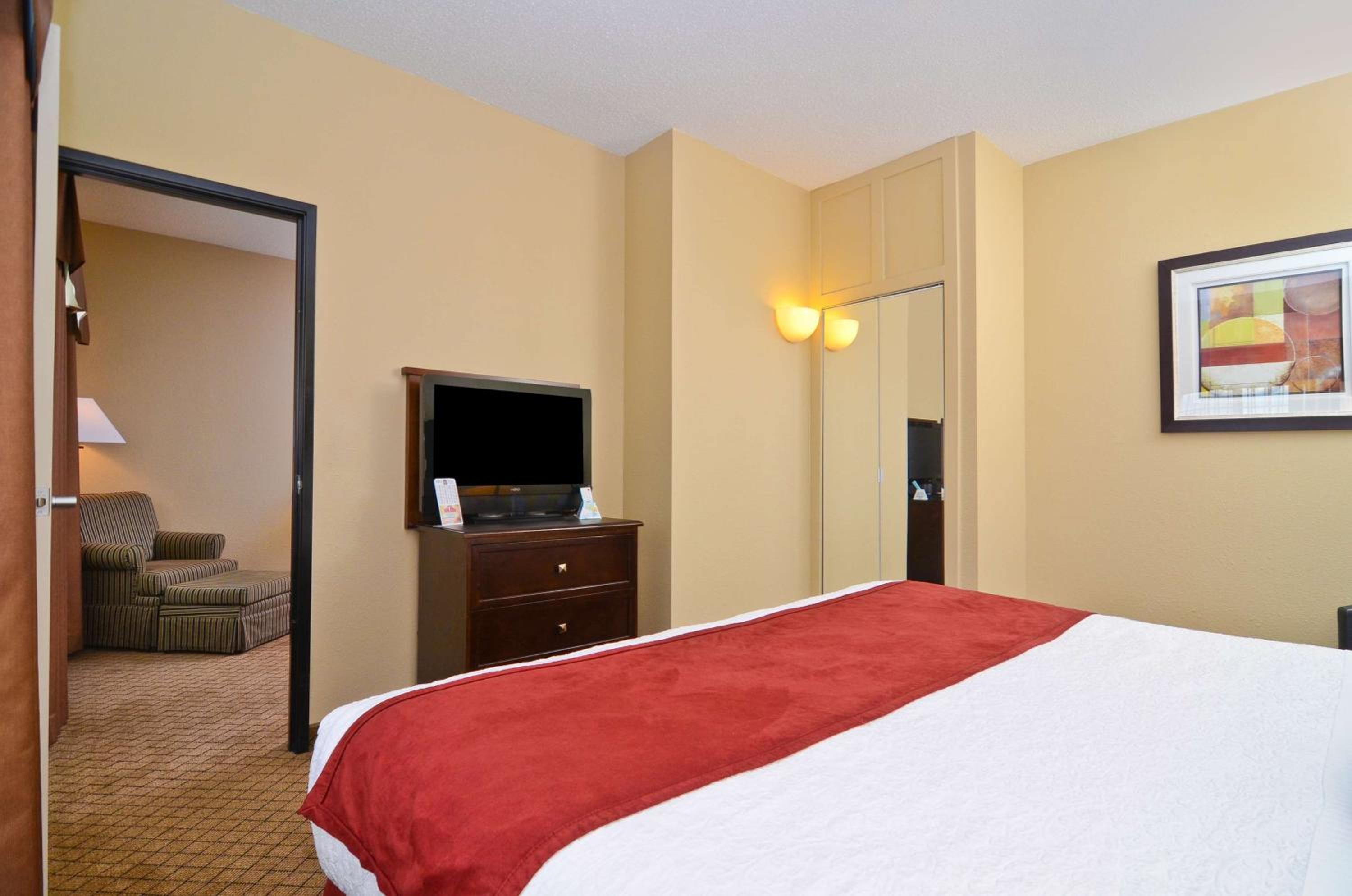 King Suite - Non-Smoking - Photo 1