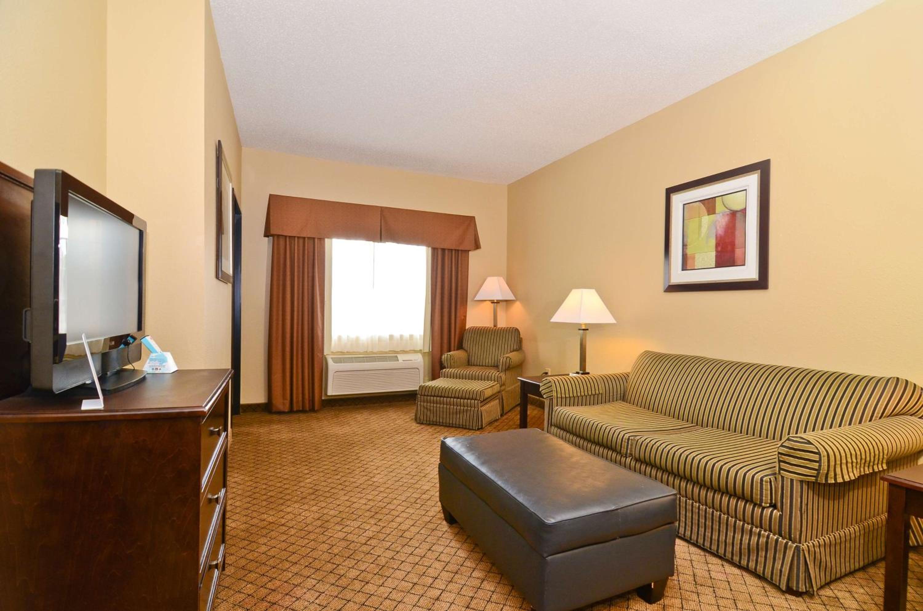 King Suite - Non-Smoking - Photo 2