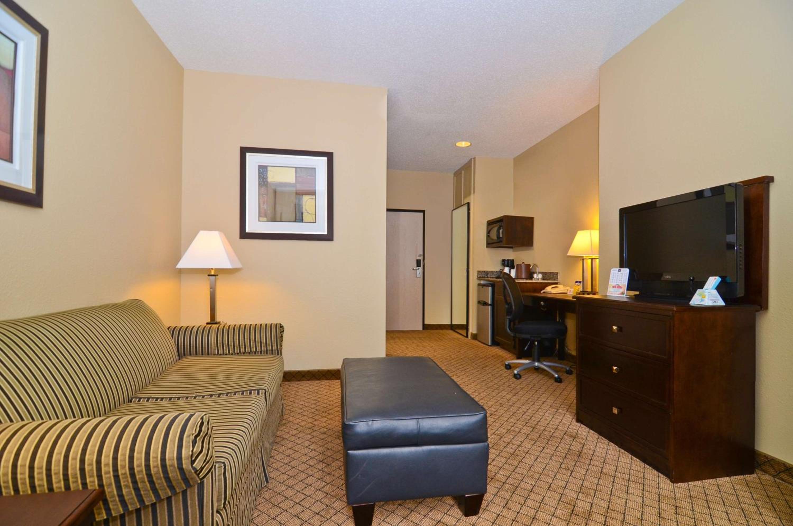 King Suite - Non-Smoking - Photo 3