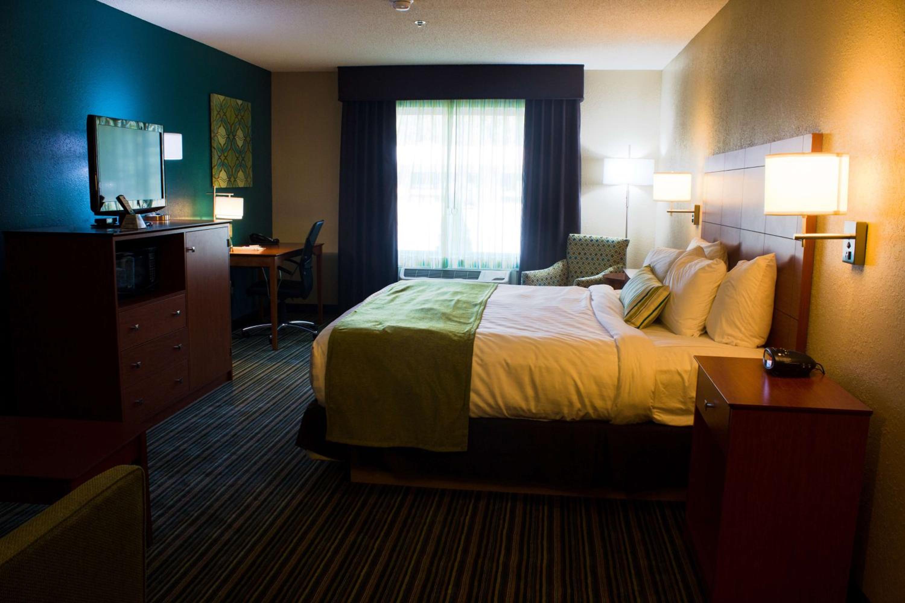 King Room with Walk-In Shower - Mobility Access photo 1