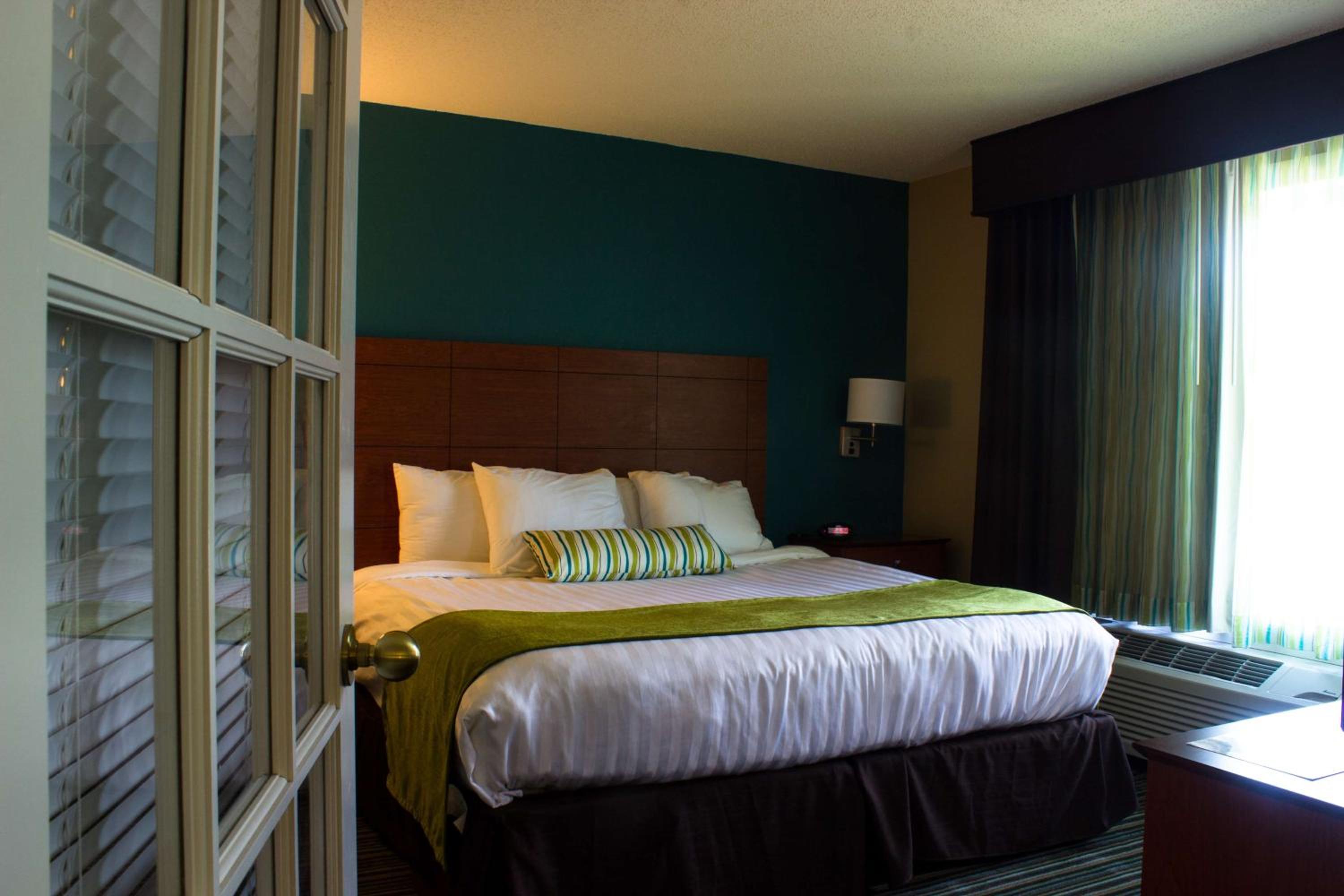 King Suite with Sofa Bed and Bath Tub - Disability Access/Non-Smoking photo 1