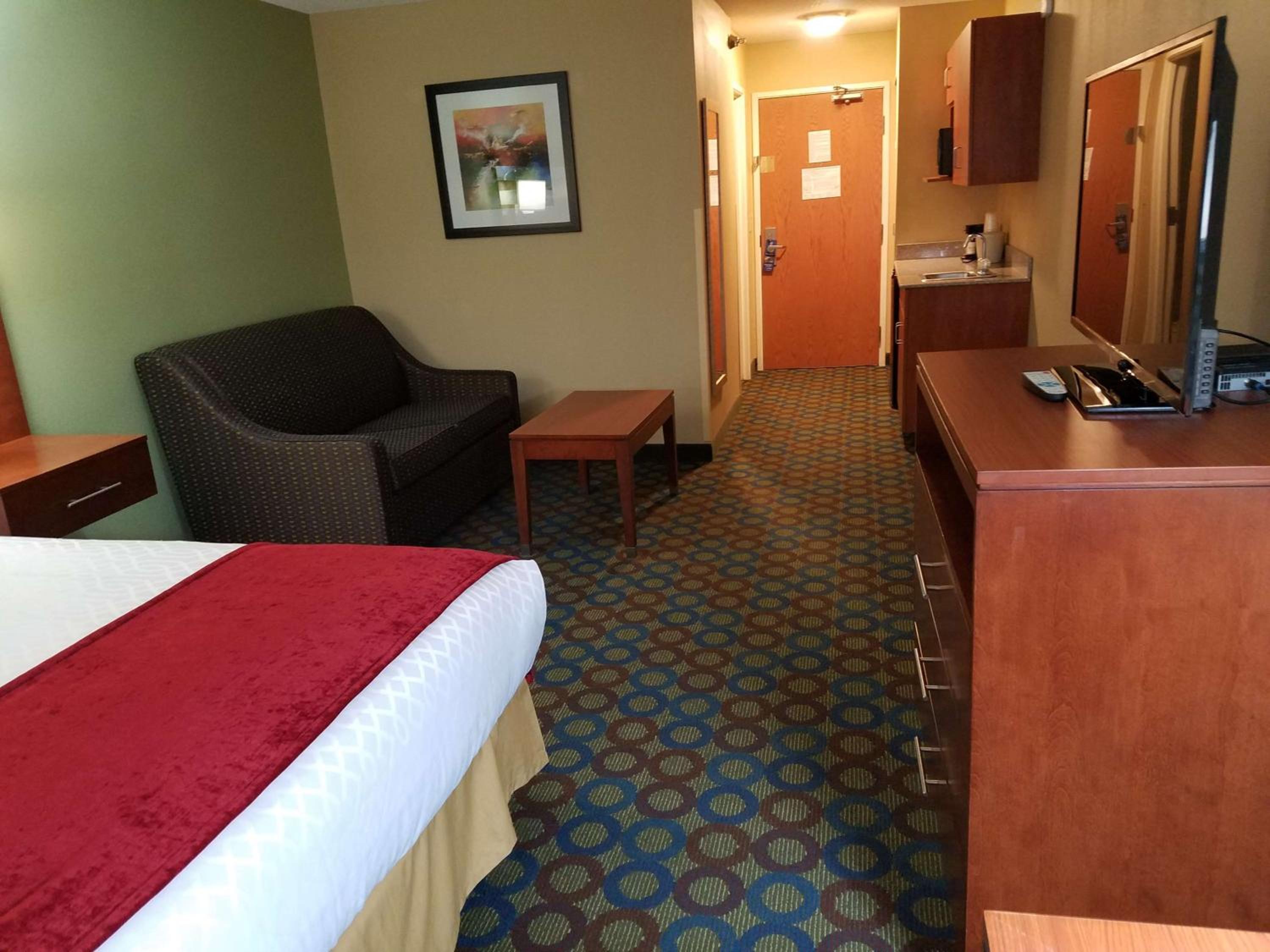King Suite - Non-Smoking photo 3