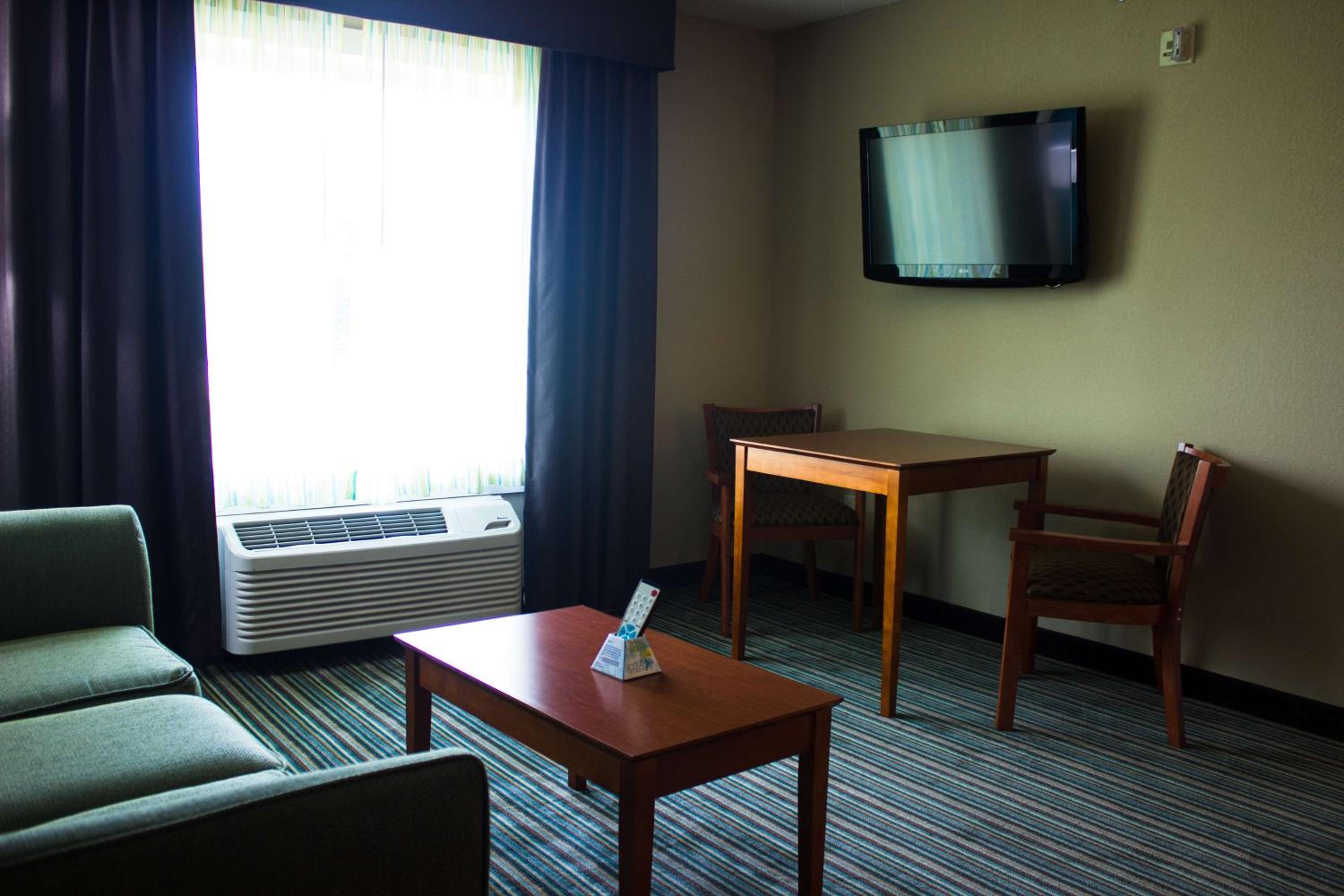 King Suite with Sofa Bed and Bath Tub - Disability Access/Non-Smoking photo 3