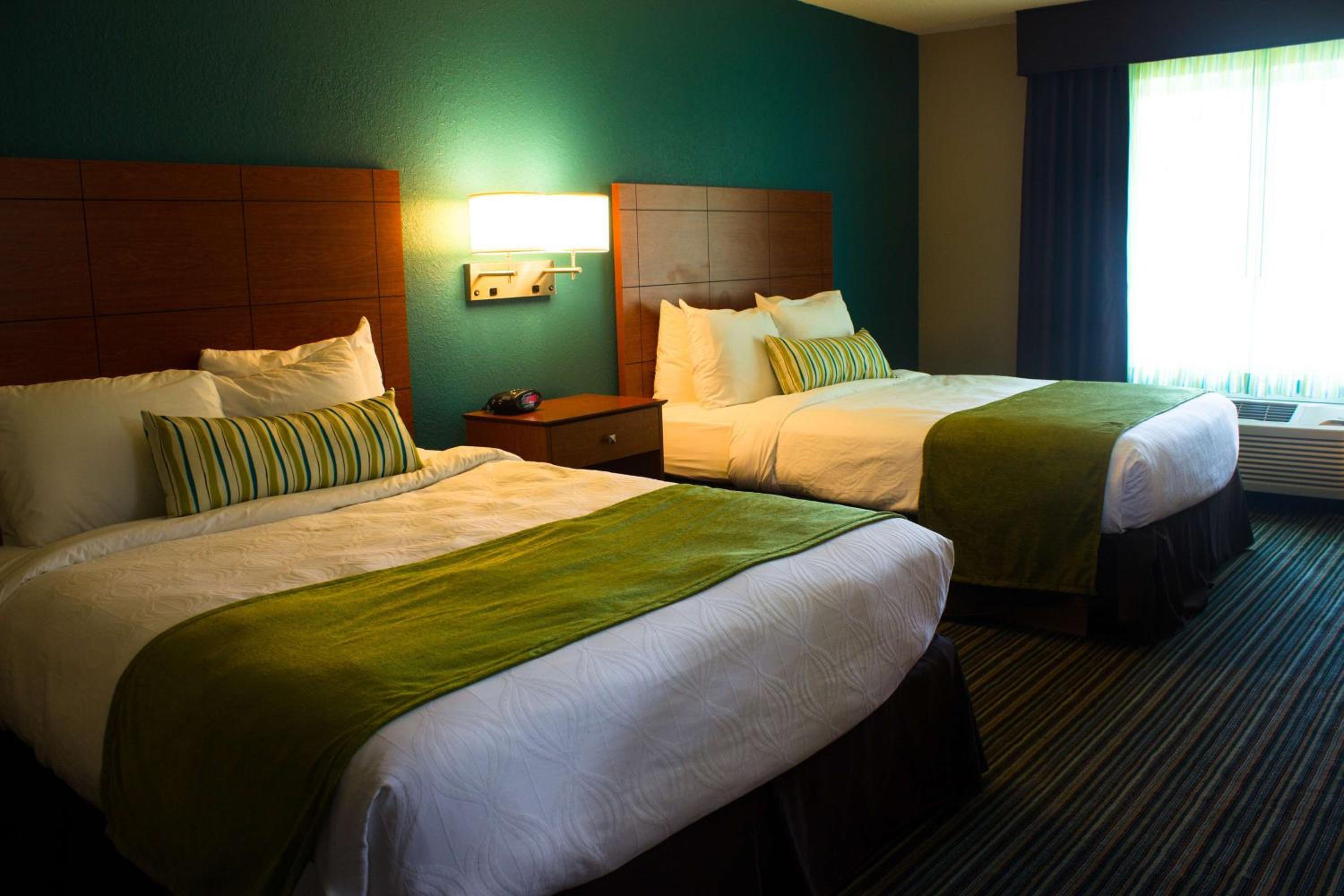 Queen Room with Two Queen Beds - Non-Smoking photo 3