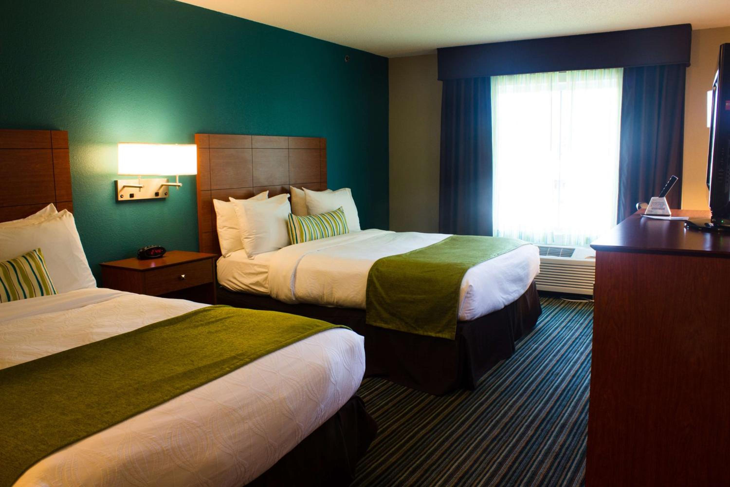 Queen Room with Two Queen Beds - Non-Smoking photo 2
