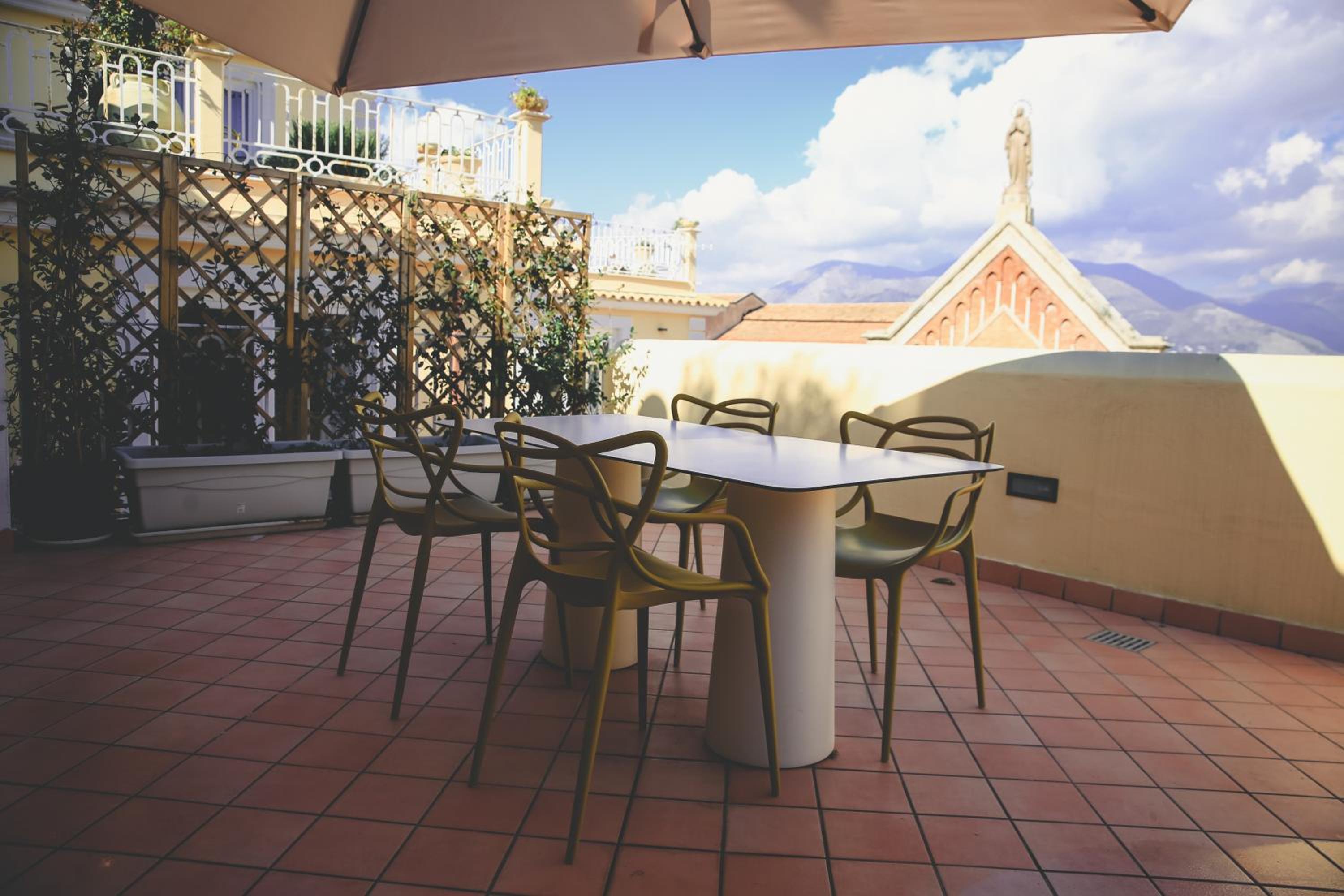 King Suite with Balcony - Photo 31