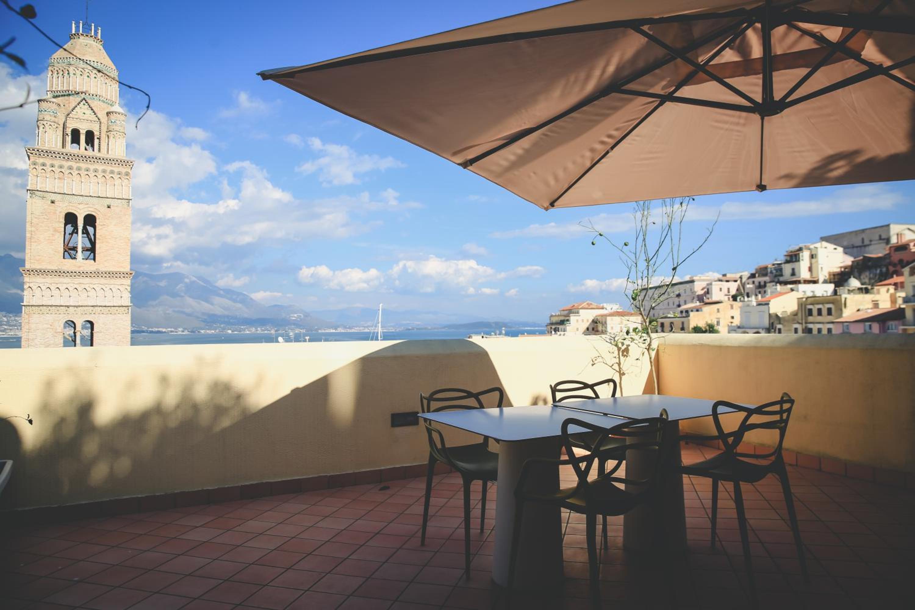 King Suite with Balcony - Photo 12