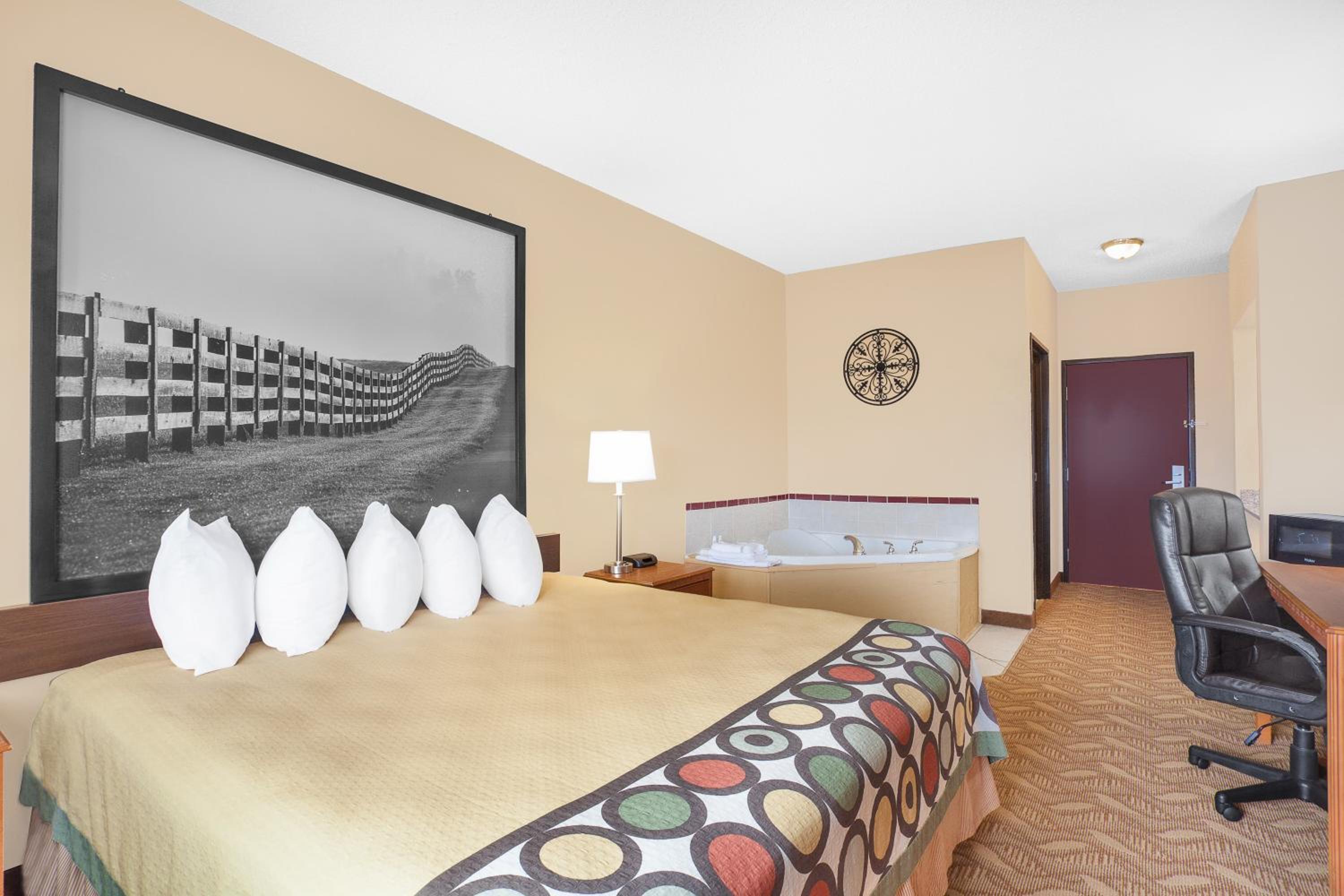 Deluxe King Suite - Photo 3