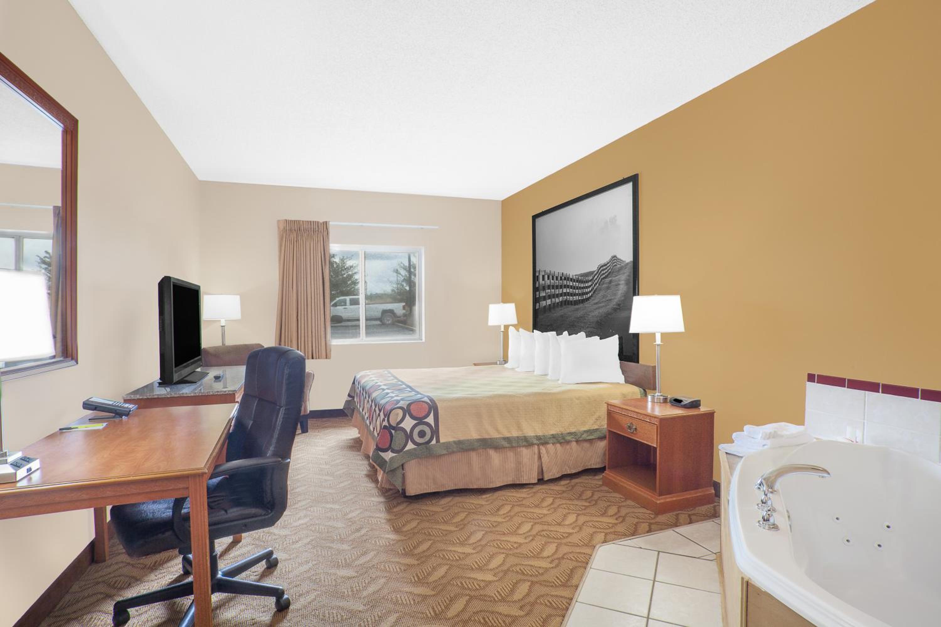 Deluxe King Suite - Photo 4