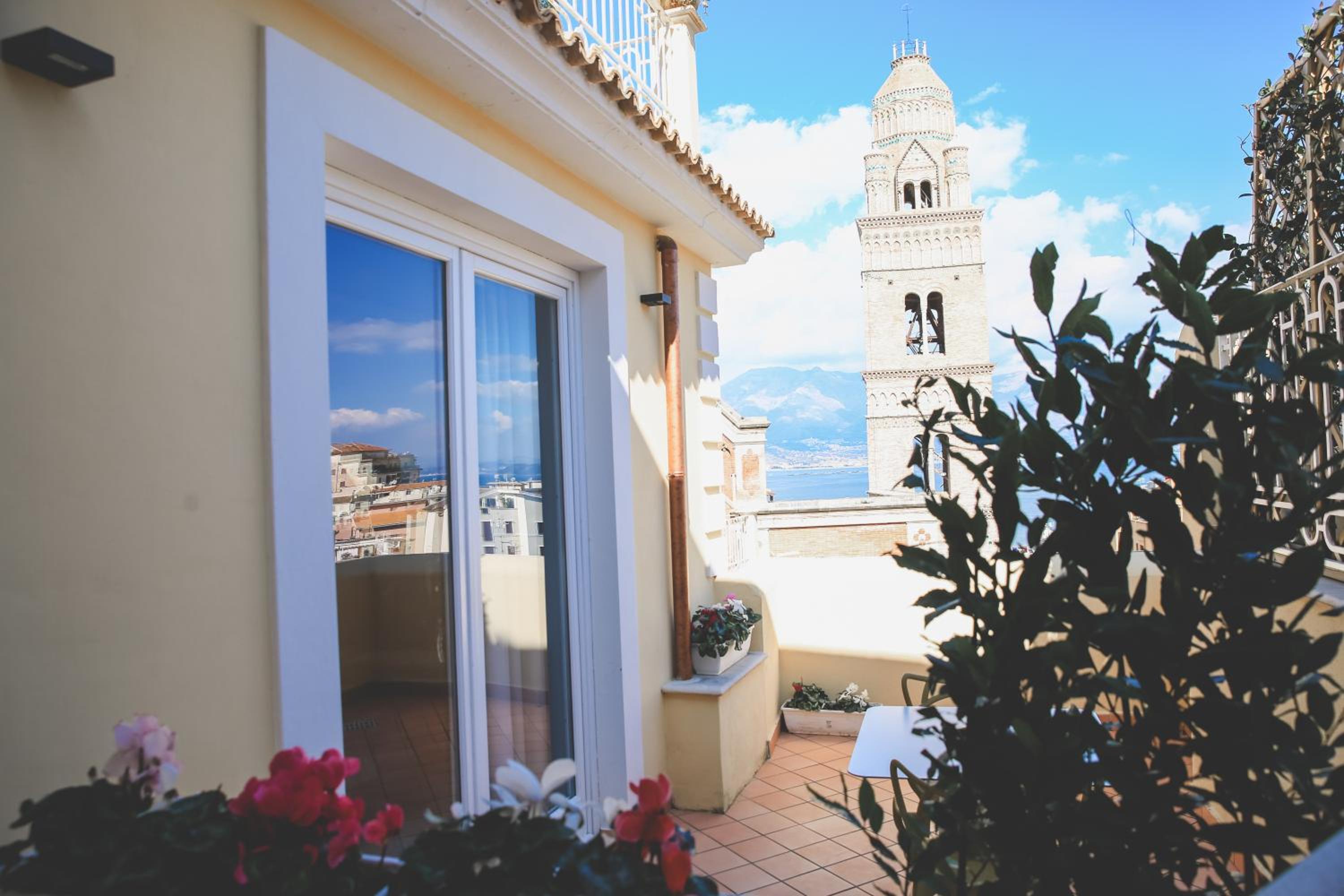 Deluxe Double Room with Balcony and Sea View - Photo 8