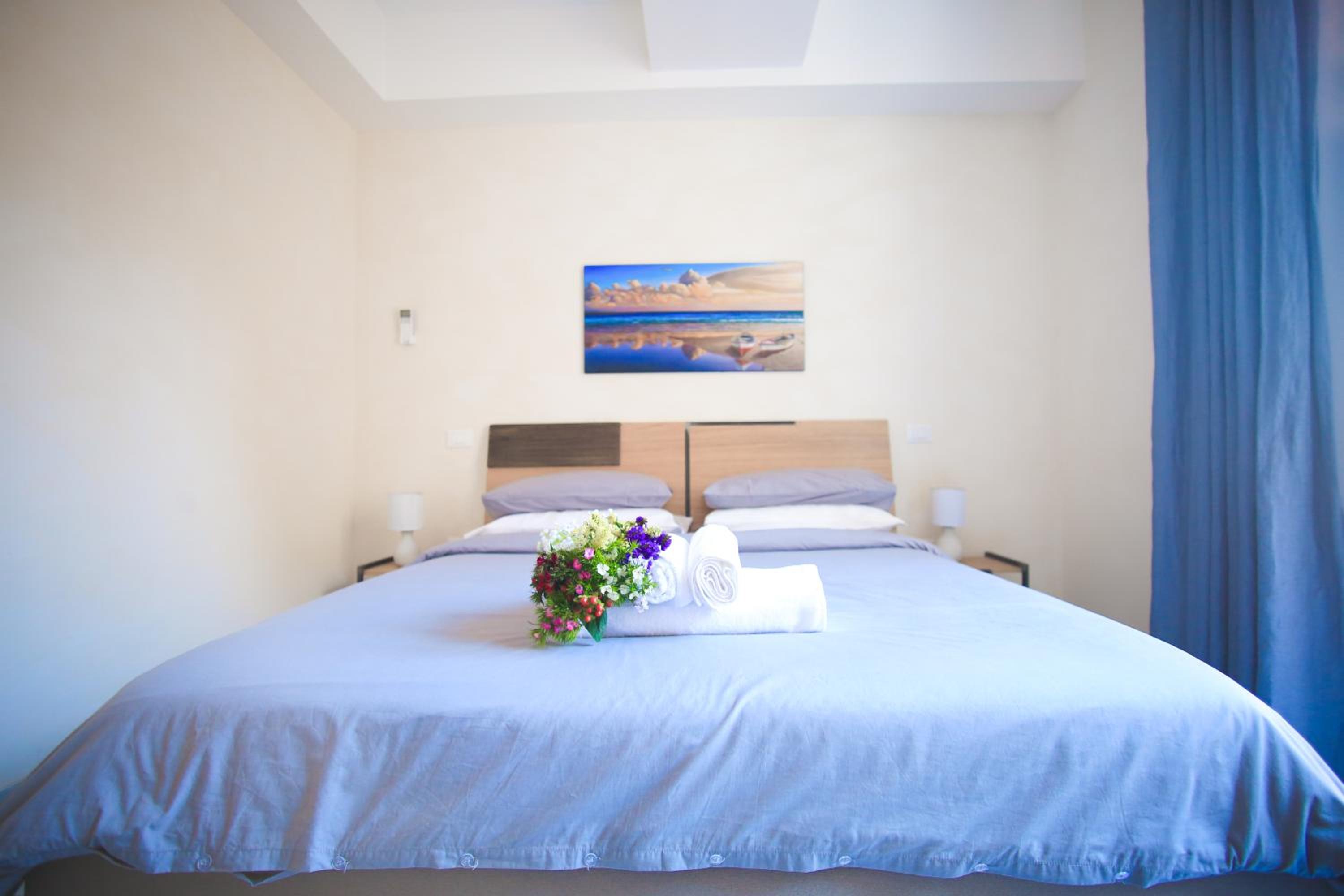 Deluxe Double Room with Balcony and Sea View - Photo 12