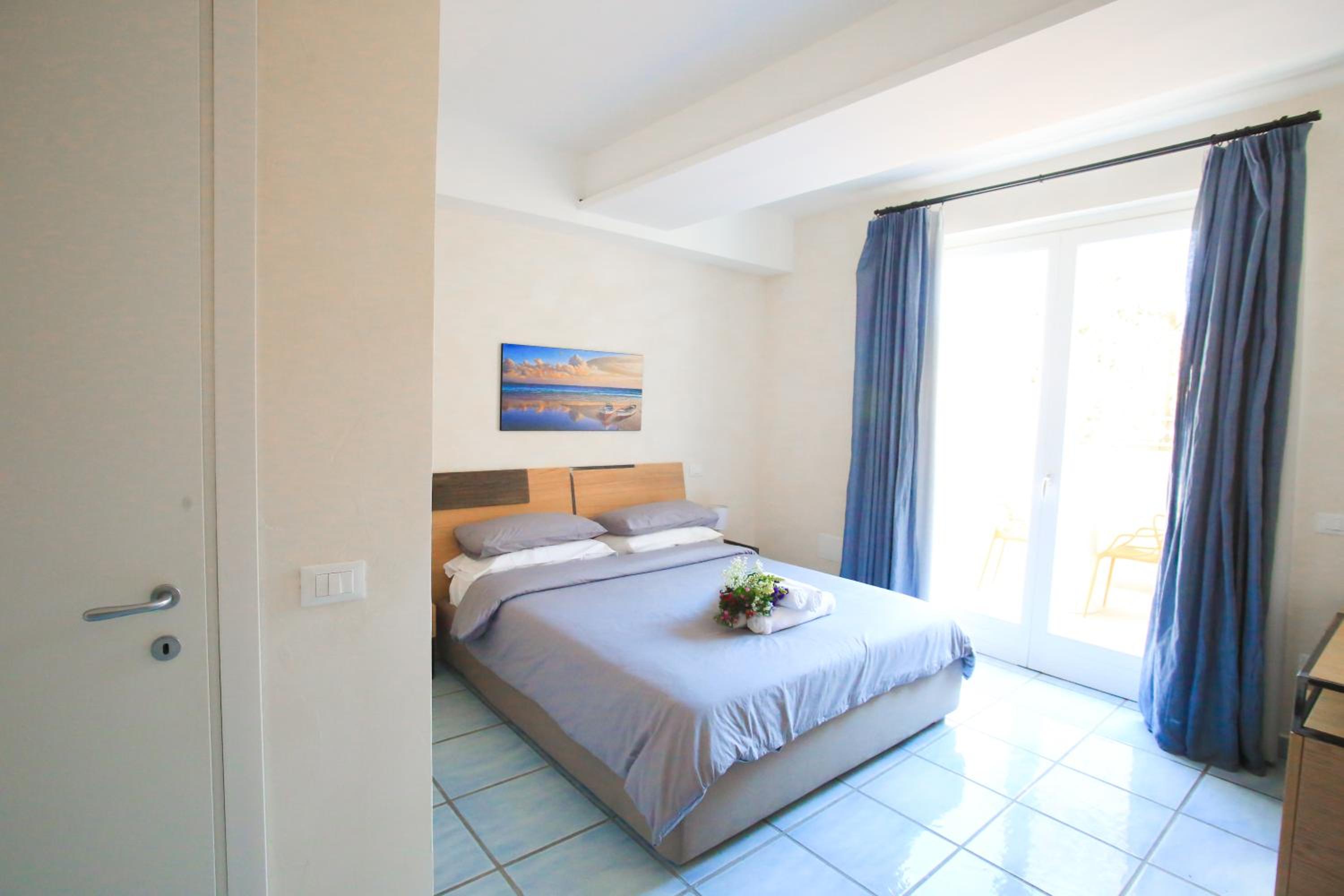 Deluxe Double Room with Balcony and Sea View - Photo 15