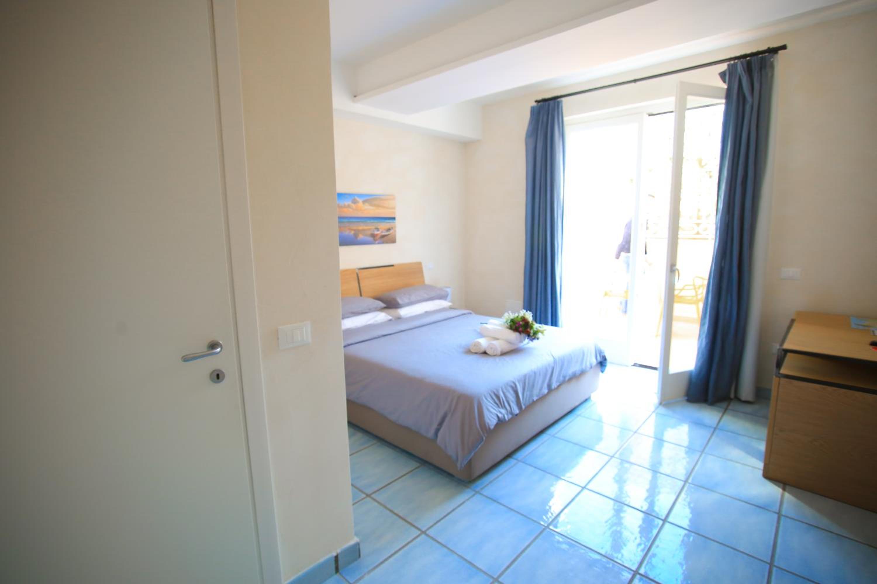 Deluxe Double Room with Balcony and Sea View - Photo 16