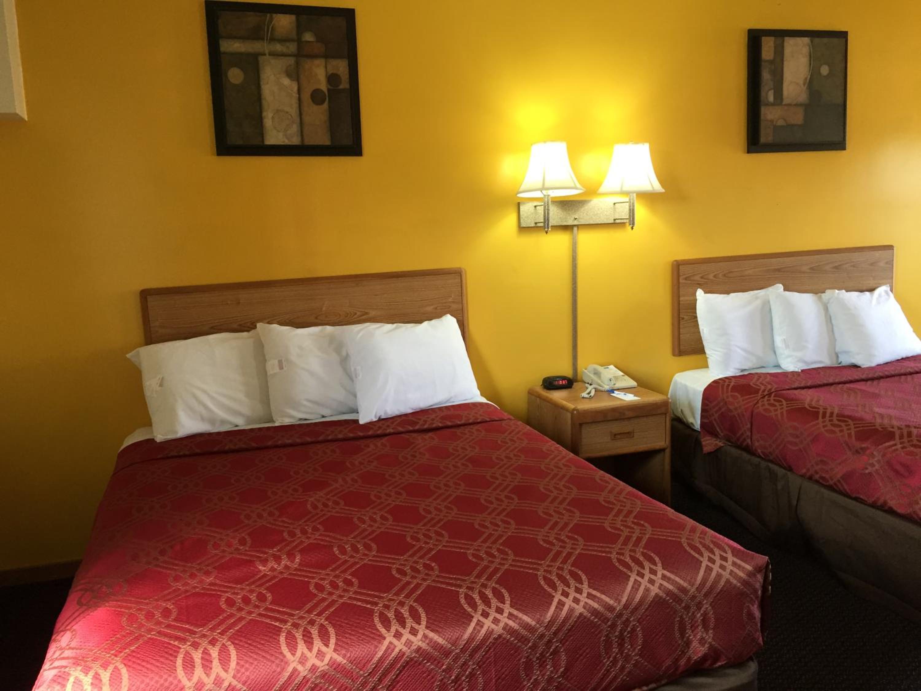 Queen Room with Two Queen Beds - Non-Smoking - Photo 1