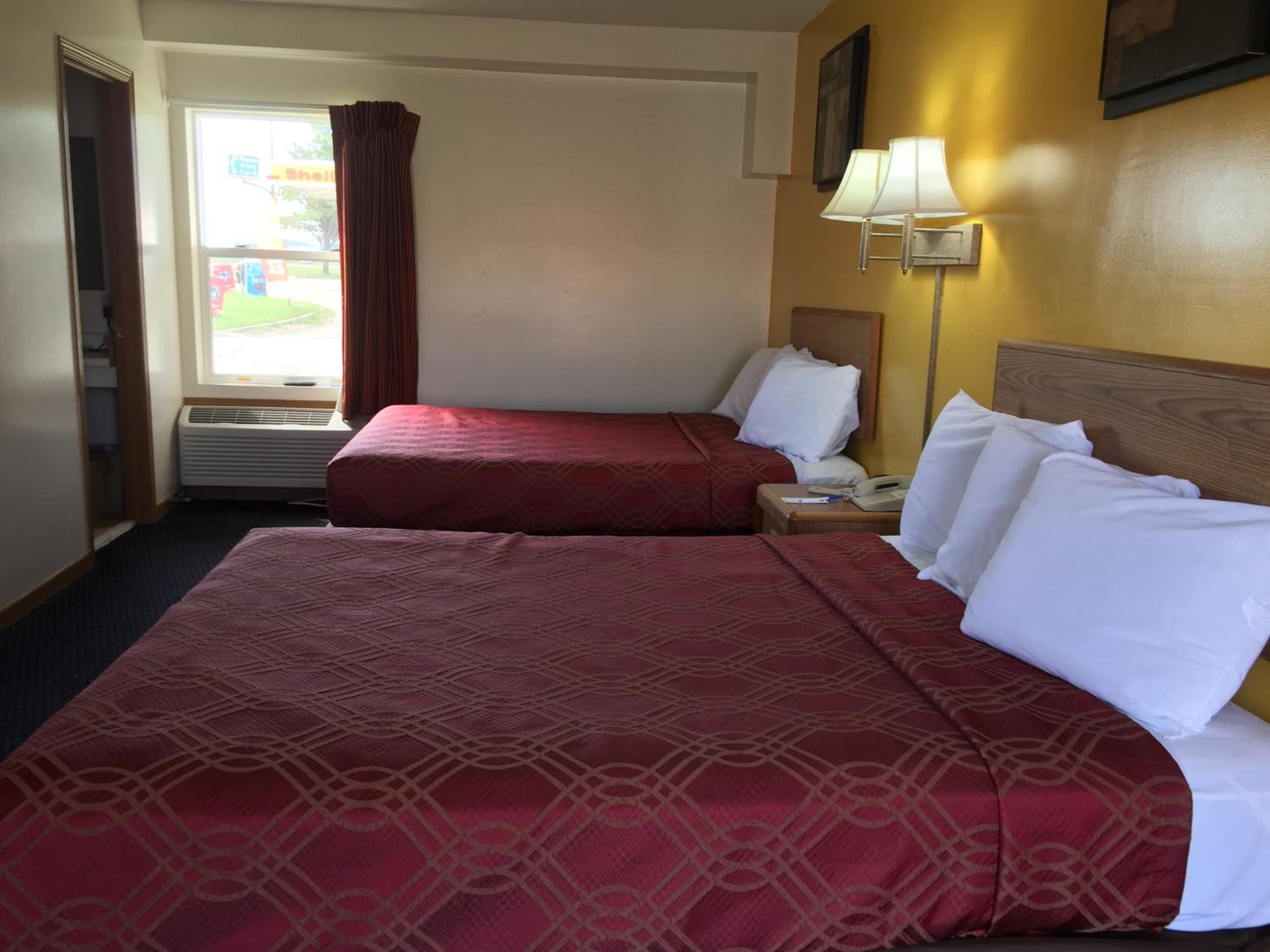 Queen Room with Two Queen Beds - Non-Smoking - Photo 2