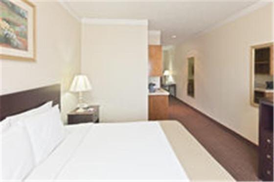 Standard King Room - Photo 4
