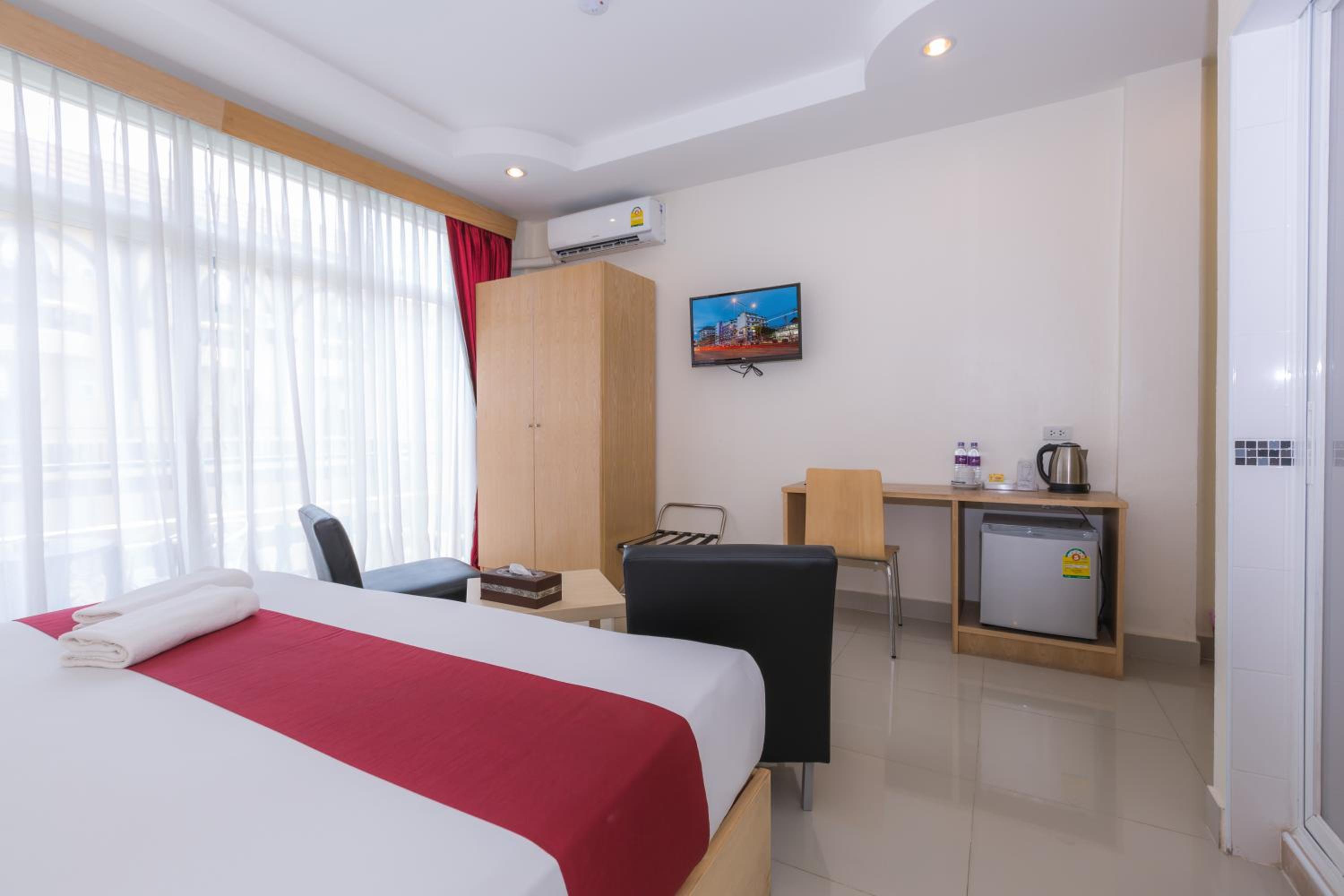 Deluxe Pool View Double or Twin Room with Balcony photo 3