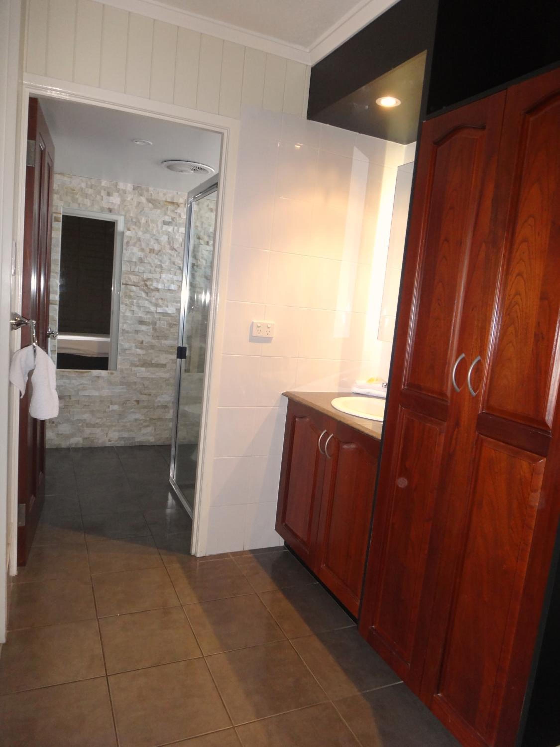 Standard Queen or Twin Room - Not Pet Friendly photo 2