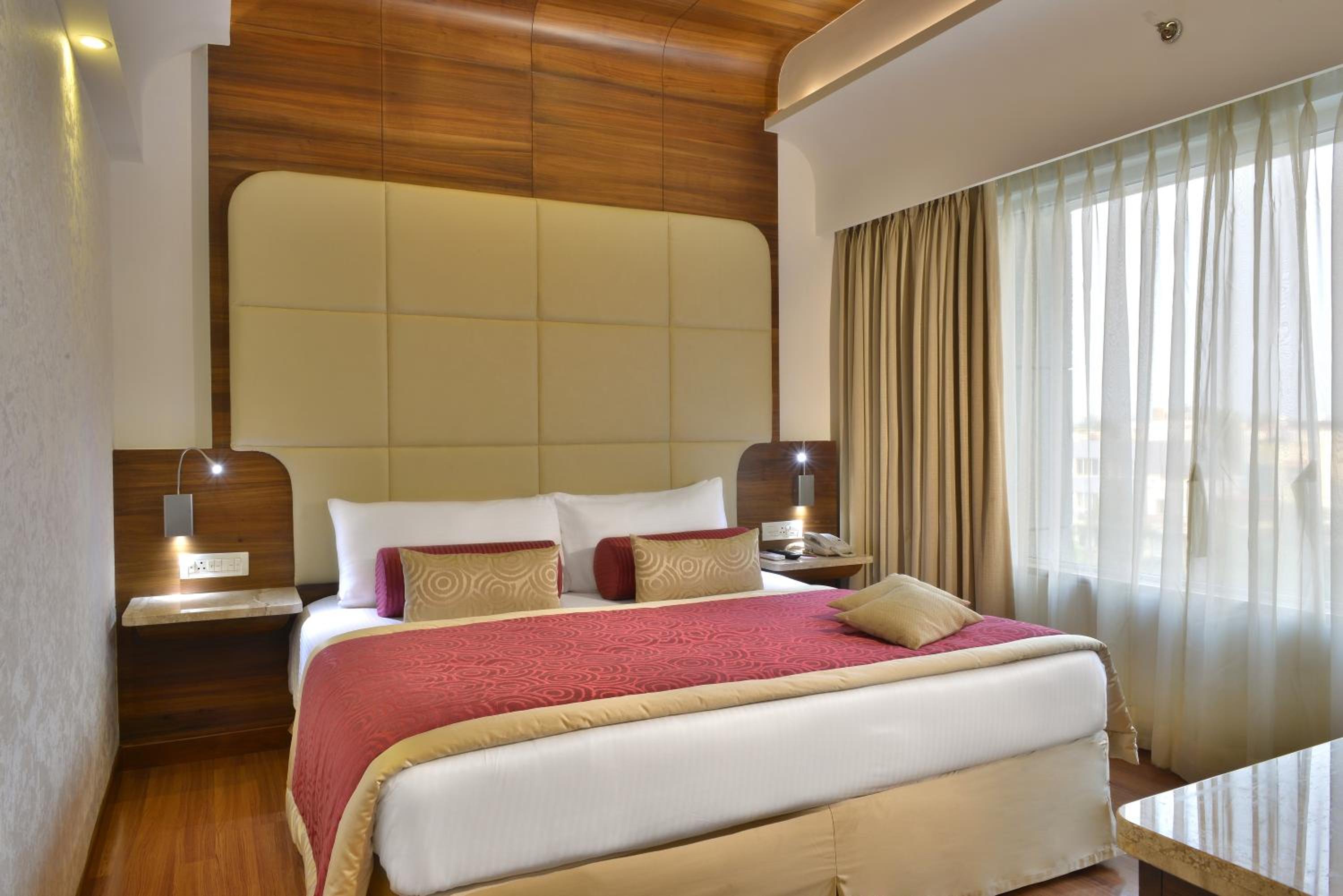 Executive Suite Queen Bed with City View - Complimentary 01 way Airport transfer - Photo 5