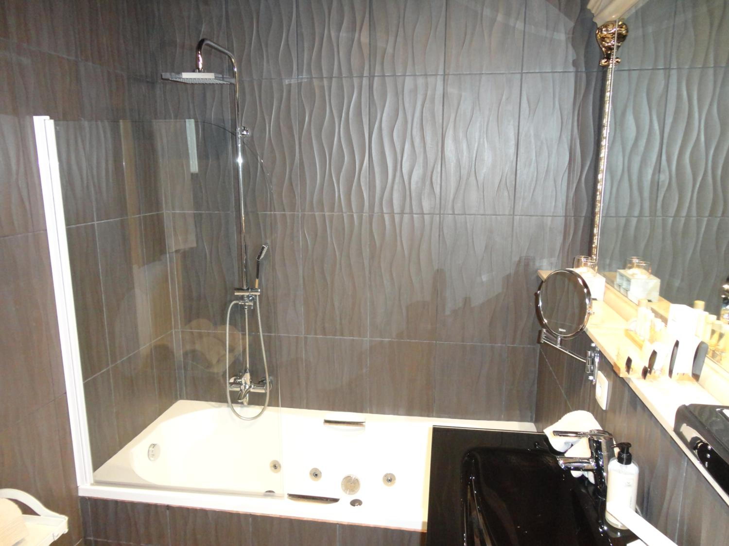 Suite - Photo 5