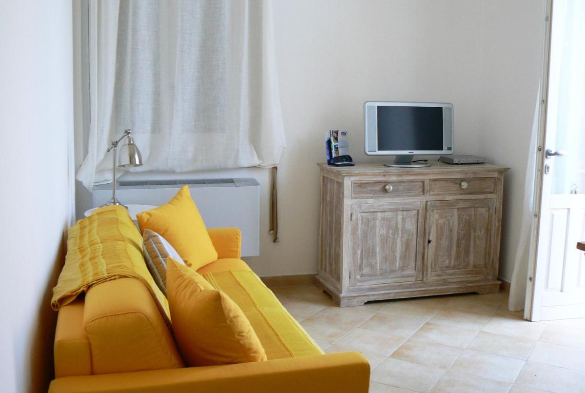 One-Bedroom Apartment photo 2