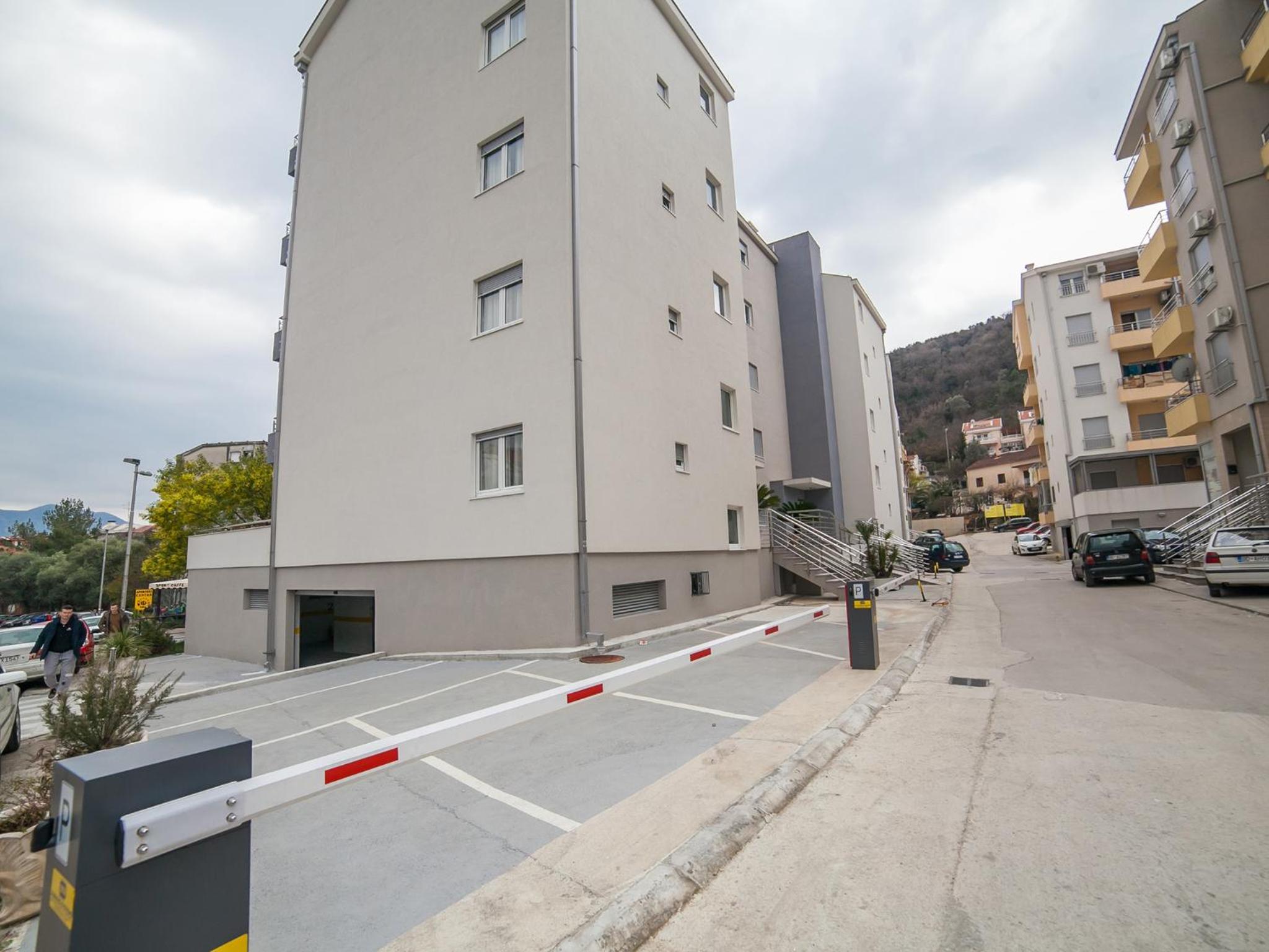 Apartment with Balcony photo 2