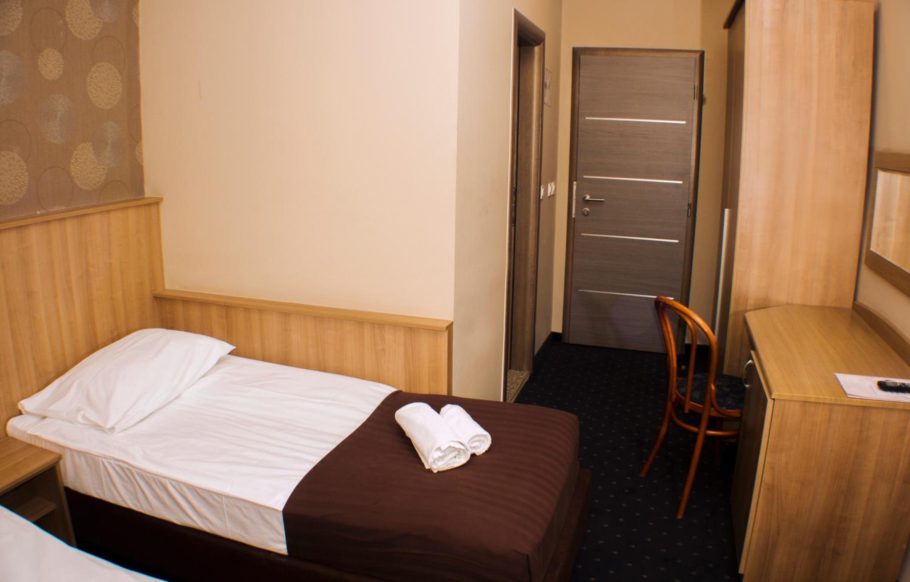 Double or Twin Room - Photo 12