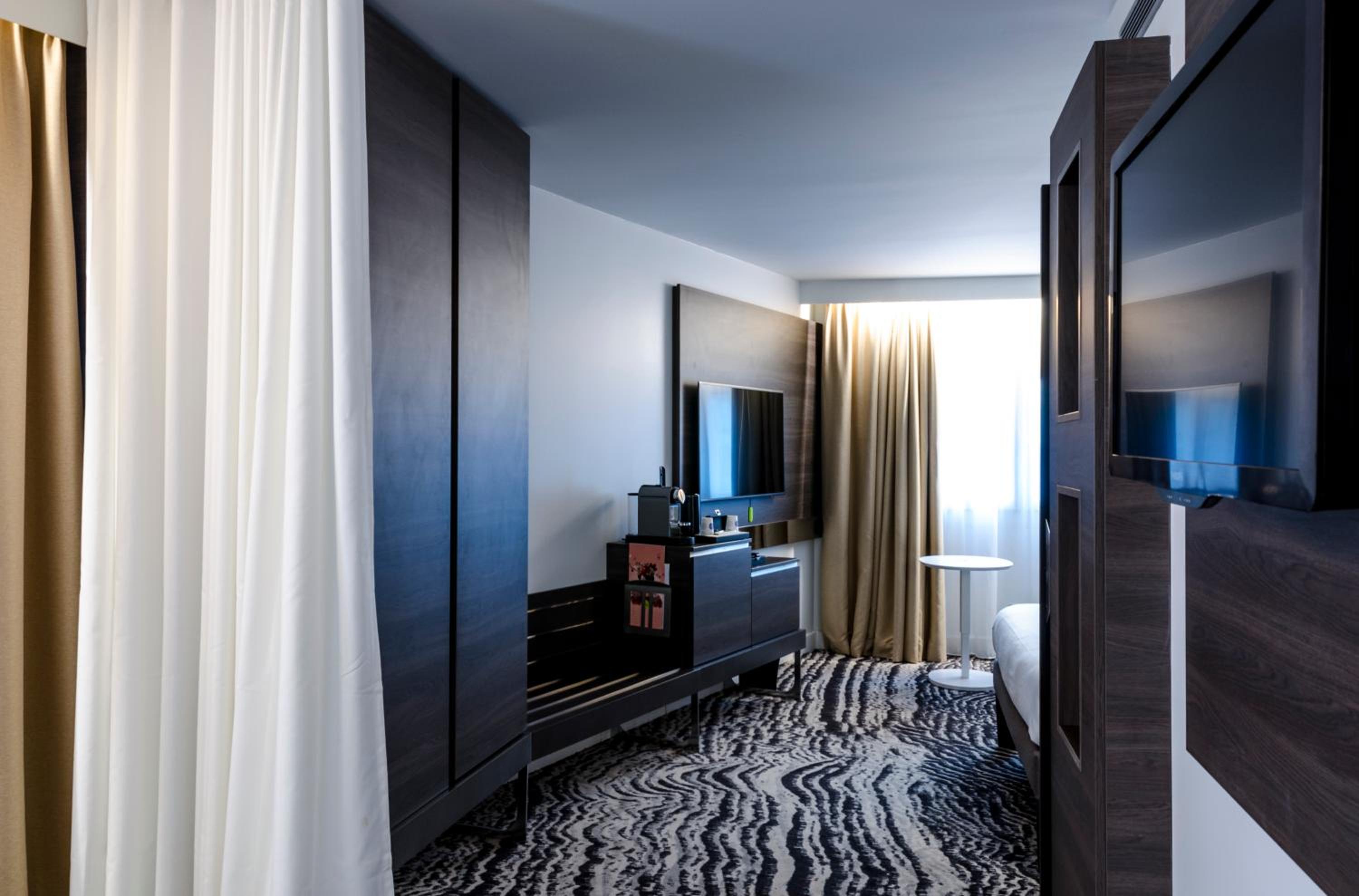 Executive Queen Room with 2-Seater Sofa - Paris View thumbnail 6