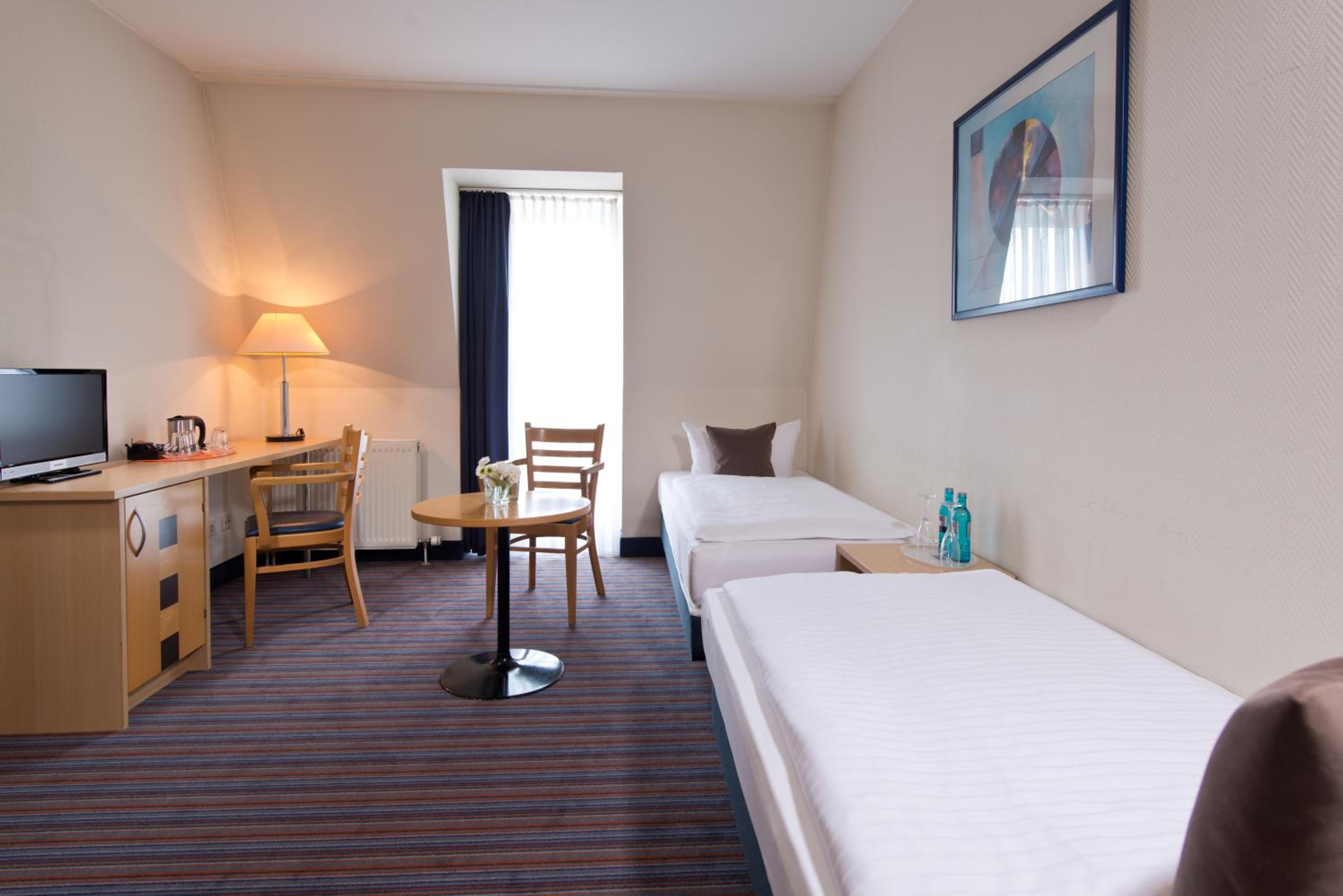 Business Twin Room - Photo 3