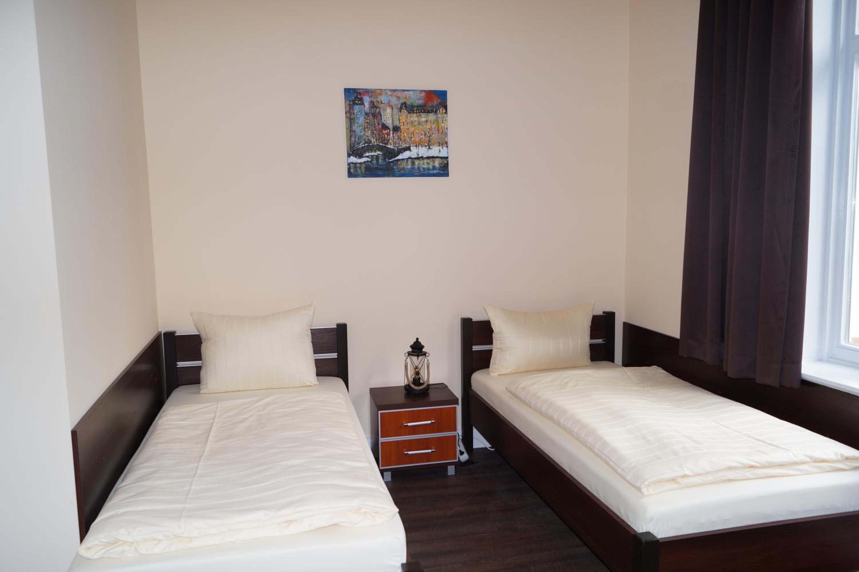 Twin Room with Private Bathroom - Photo 2