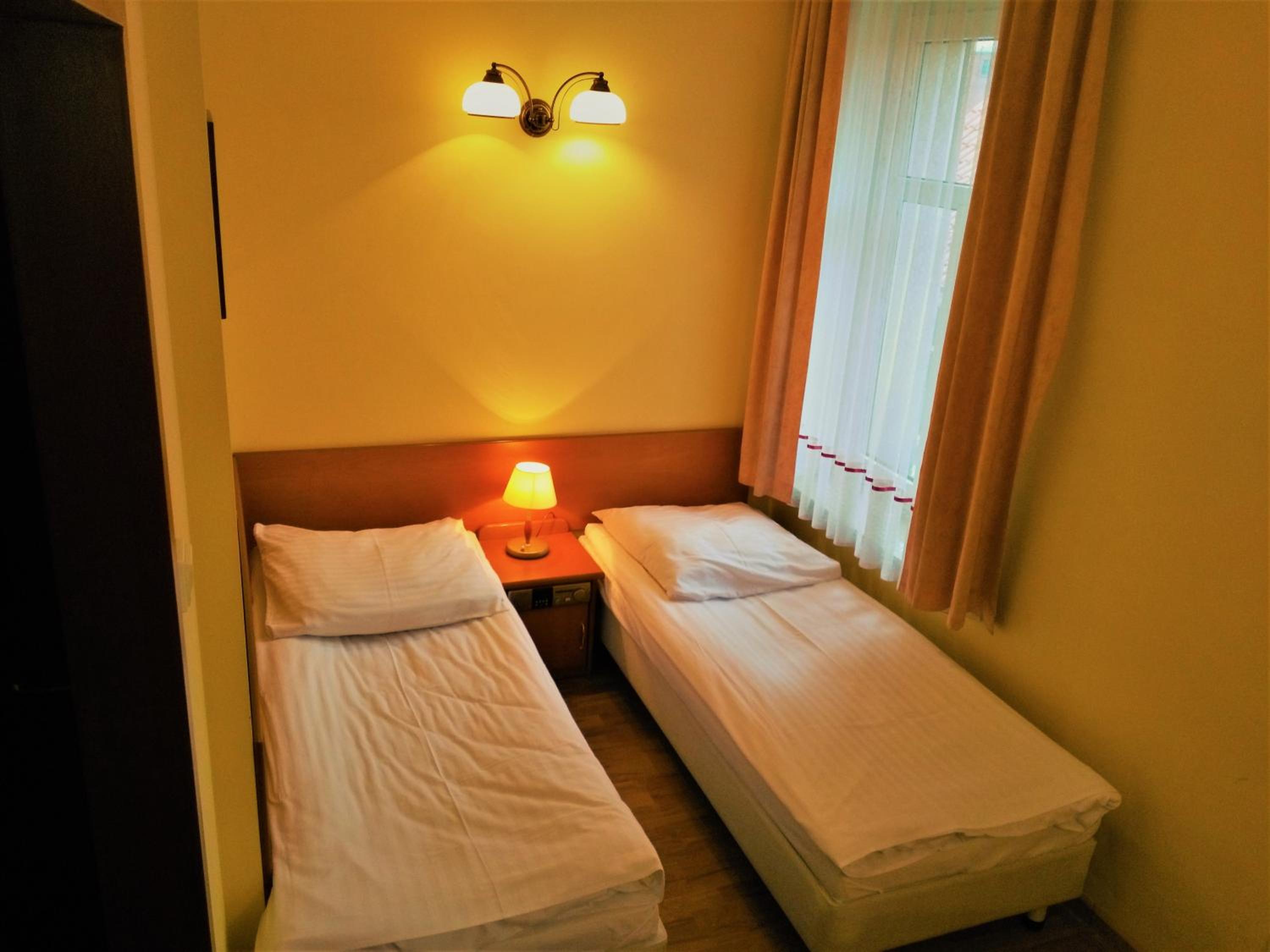 Standard Twin Room - Photo 3