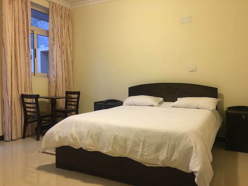 Basic Room, 1 Queen Bed, Non Smoking, Balcony photo 1