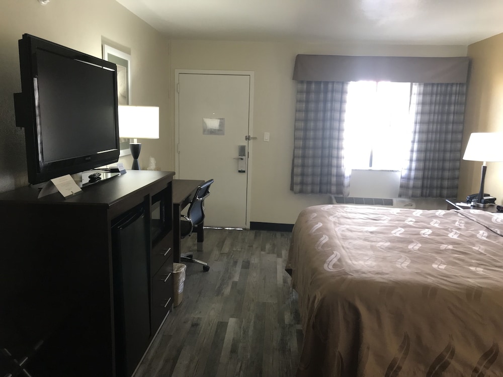 Standard Room, 1 King Bed, Accessible, Non Smoking (Roll-In Shower) - Photo 5
