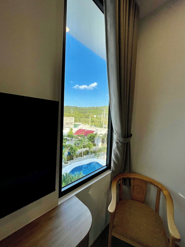 Family Studio Suite, Pool View photo 3