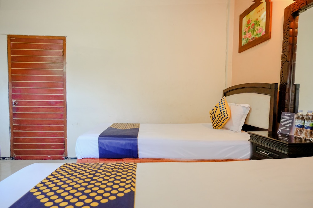 Economy Triple Room photo 3