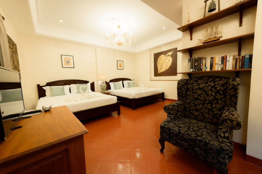 Family Suite with Balcony - Photo 4