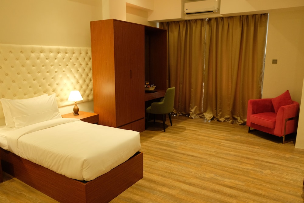 Standard Suite - Photo 3