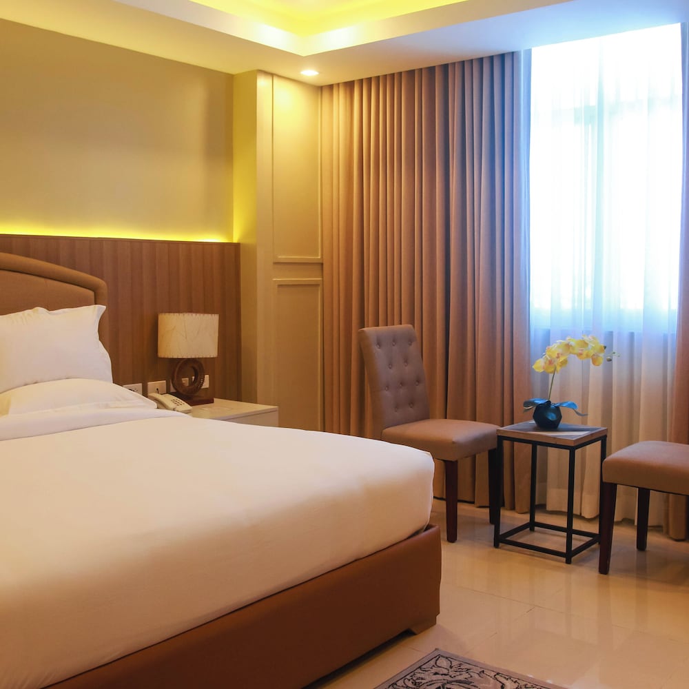 Executive Suite - Photo 1