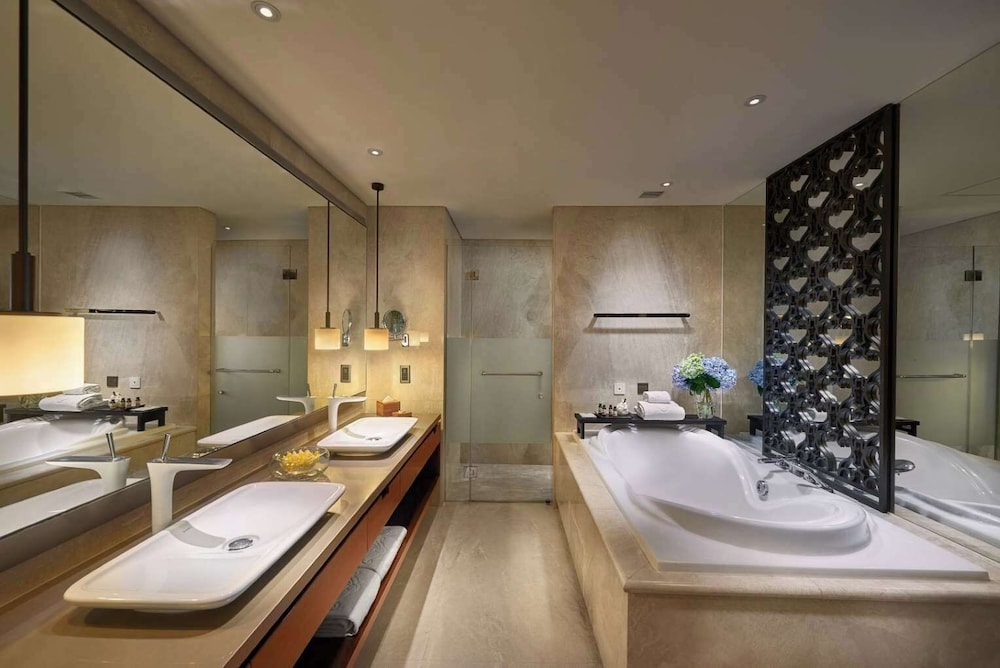 Executive Suite, 1 King Bed - Photo 2