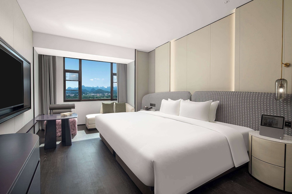 Deluxe Room, 1 King Bed, Smoking, Lake View photo 1