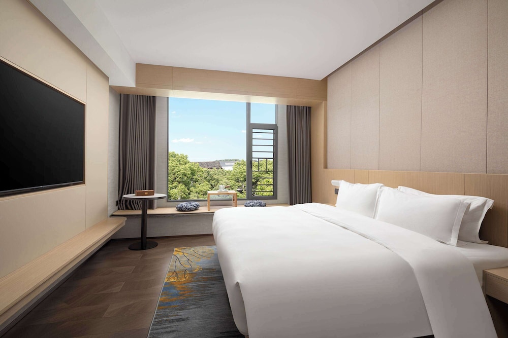 Deluxe Room, 1 King Bed, Non Smoking photo 2