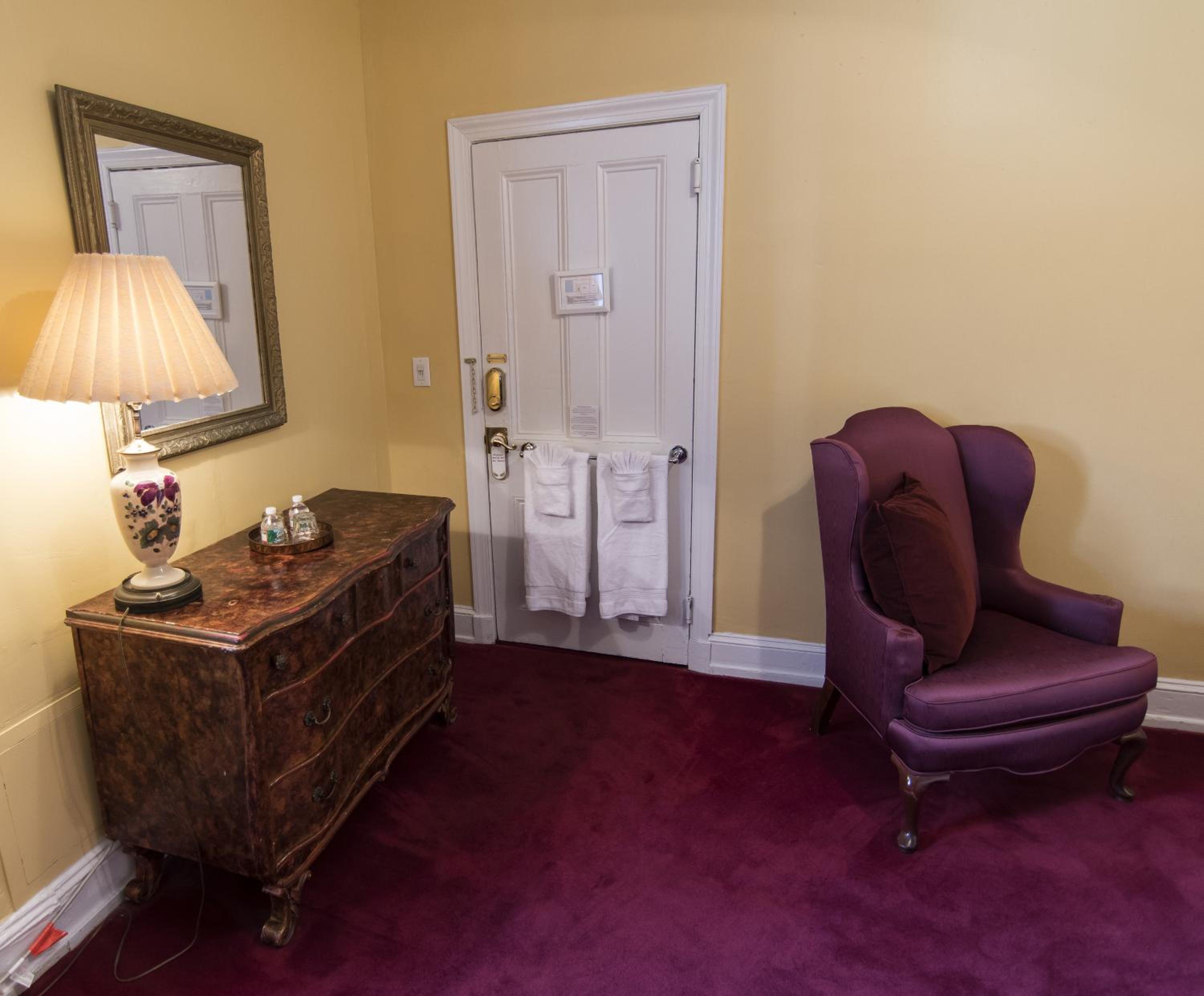 Queen Room with Shared Bathroom #1 thumbnail 5