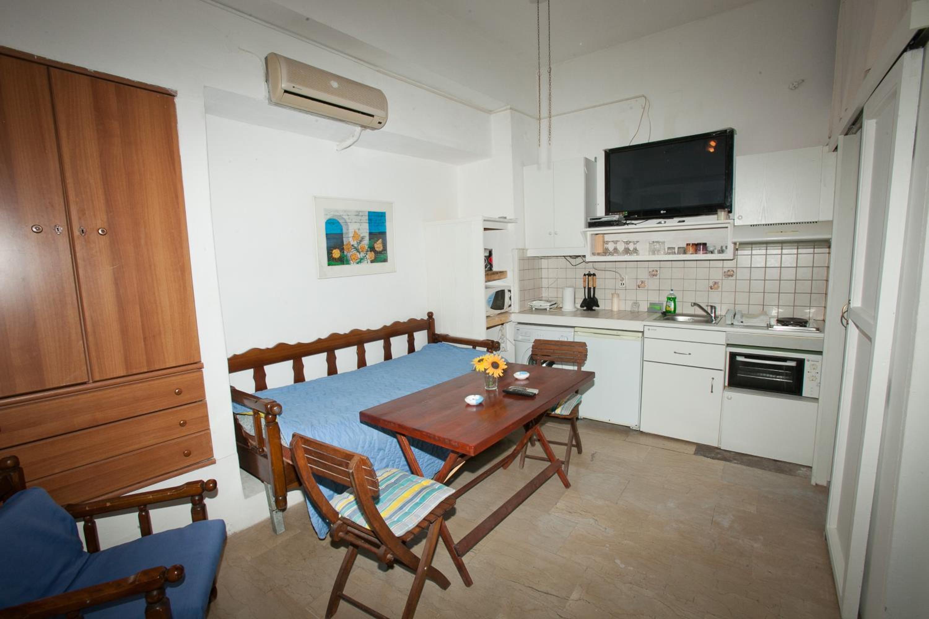 One-Bedroom Apartment photo 2