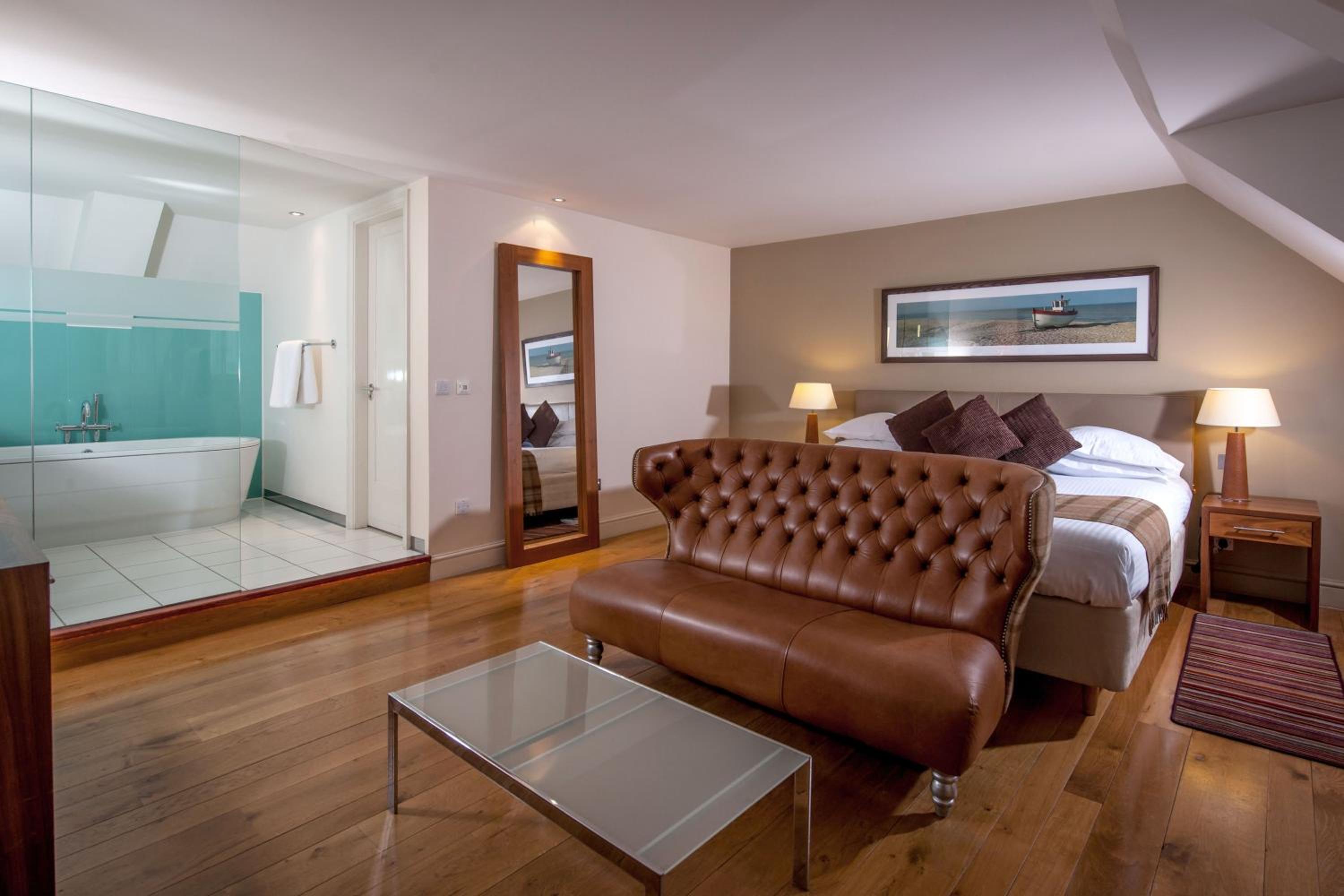 Luxury King Room - Photo 11