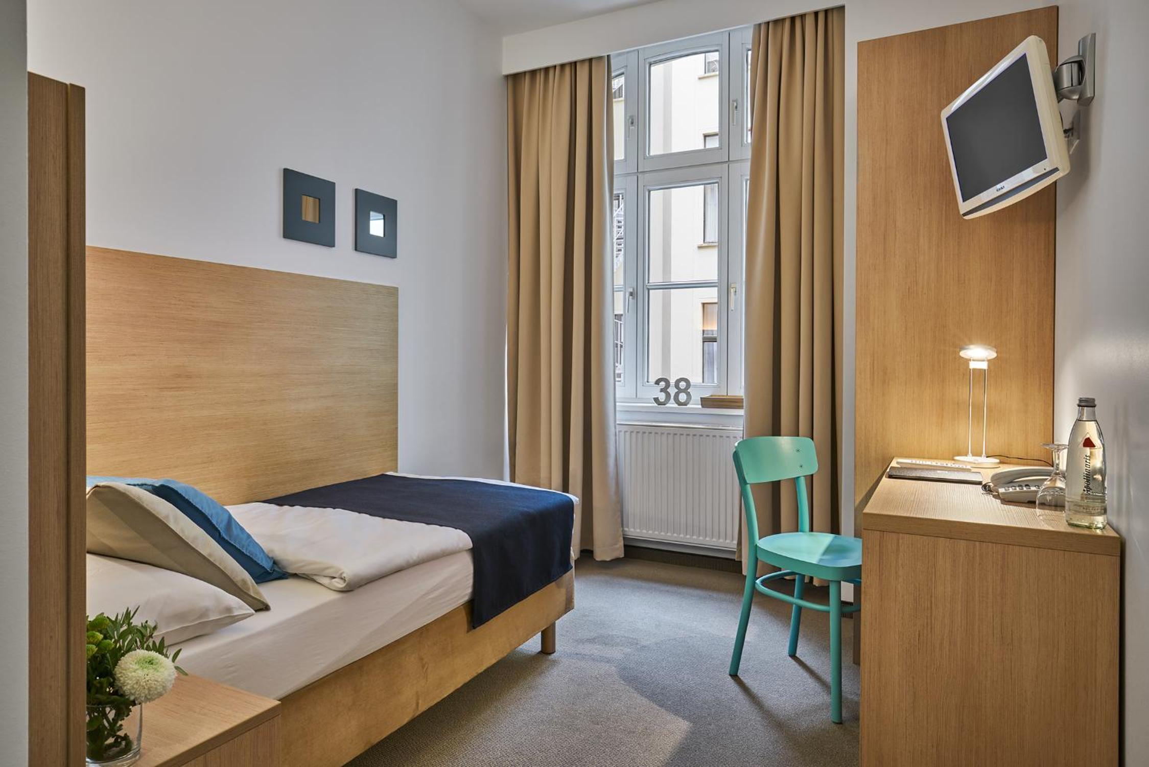 Single Room thumbnail 6