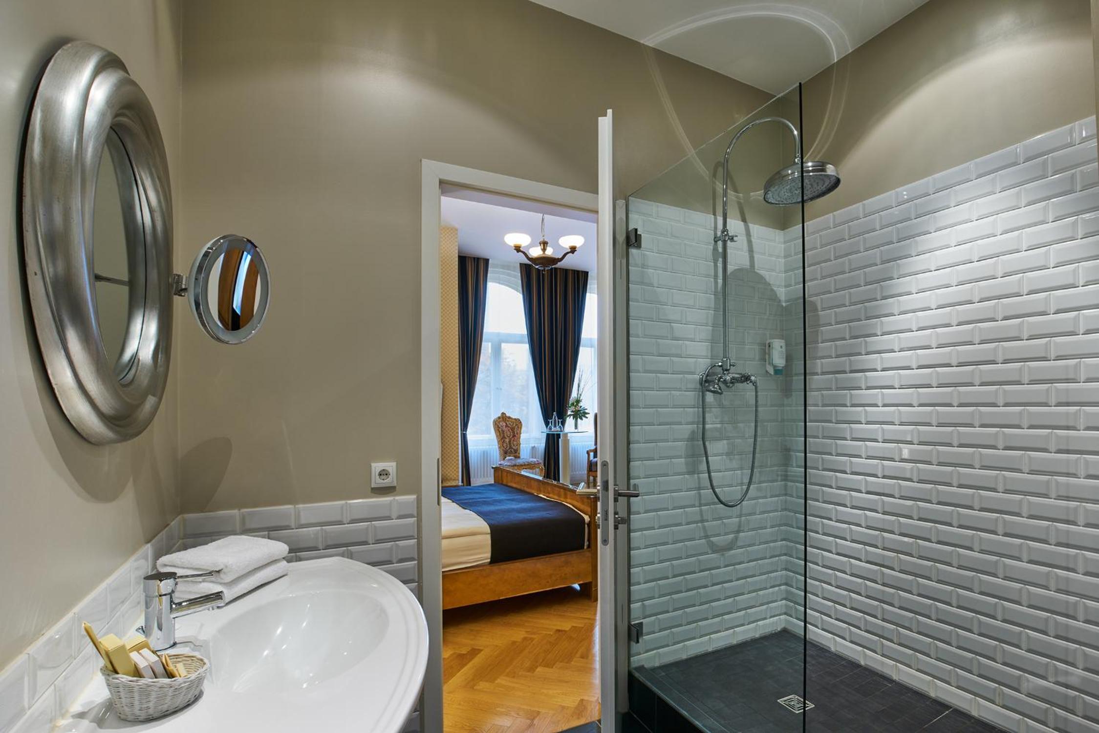 Triple Room thumbnail 6