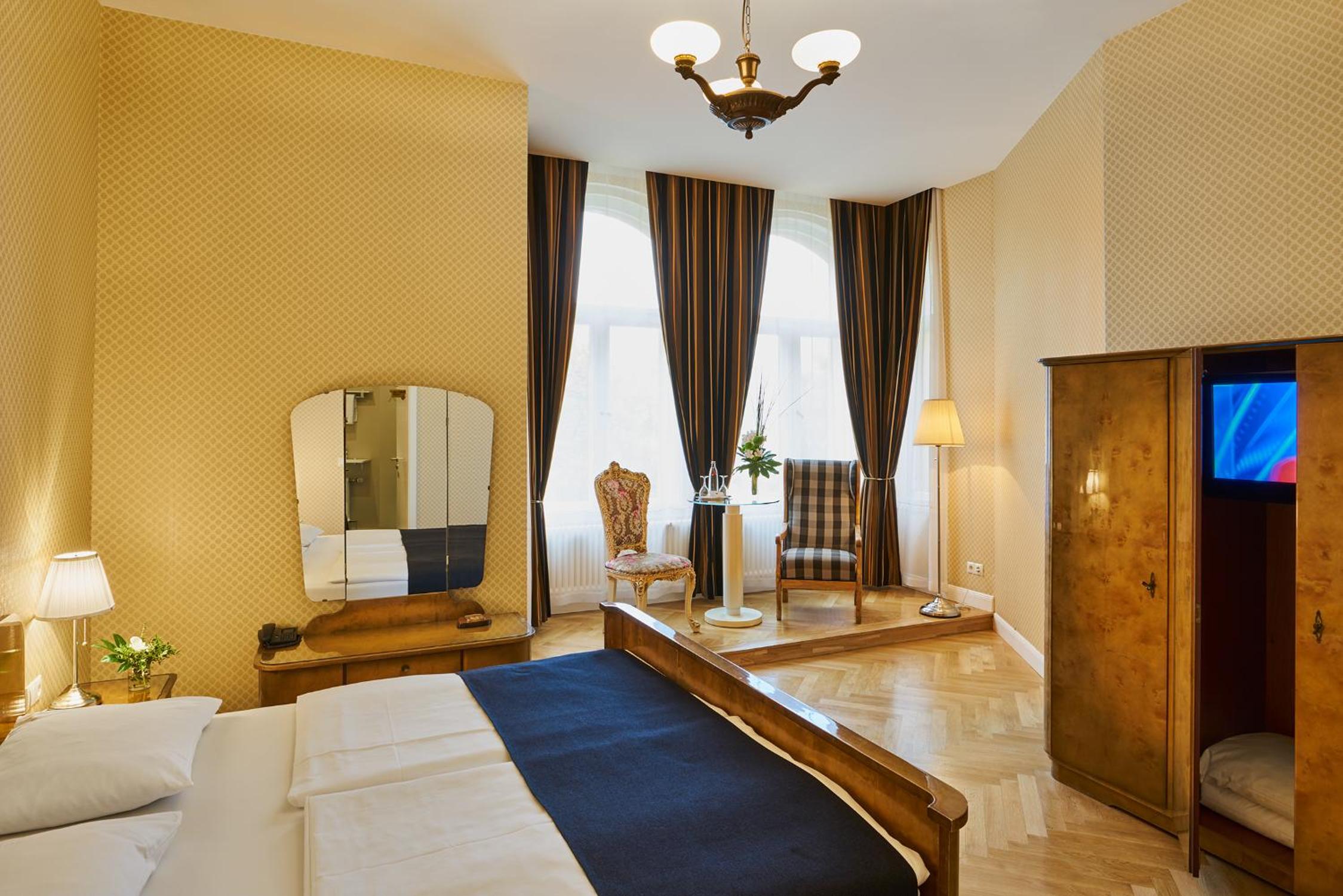 Triple Room thumbnail 6