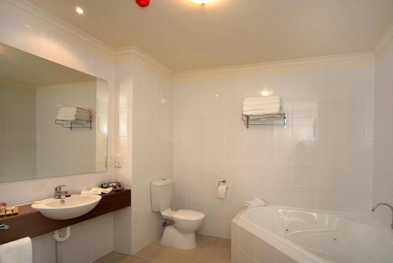 One-Bedroom Suite with Spa Bath - Photo 3